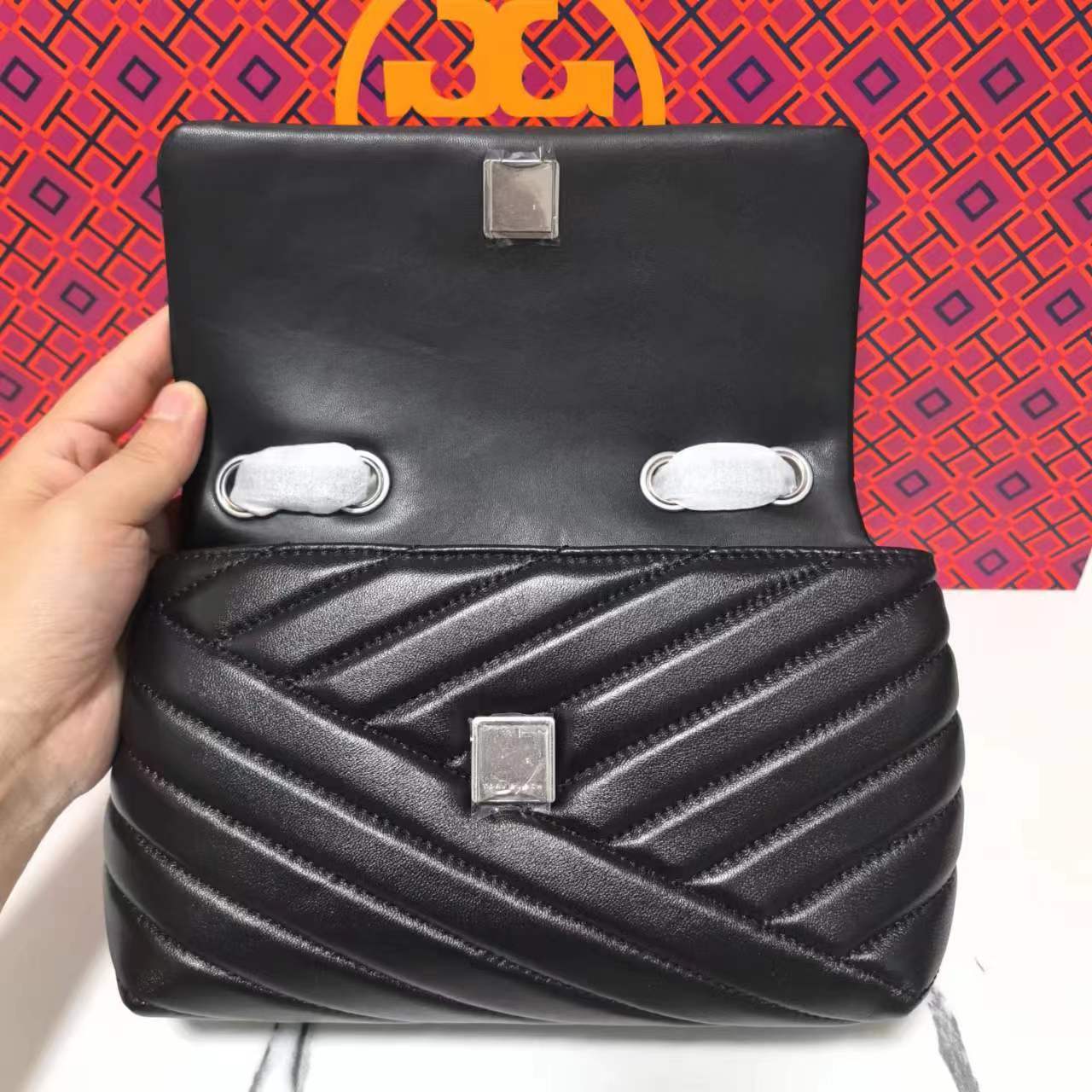 Tory Burch 90856kira Chevron小号粉末涂层两用肩背包 羊皮材质 可单肩或斜挎