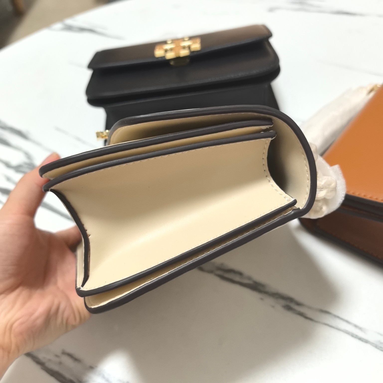 Tory Burch ～TB新款Eleanor 小号链条包 包款全新设计光滑金属饰件 尽显盒子包的简约线条