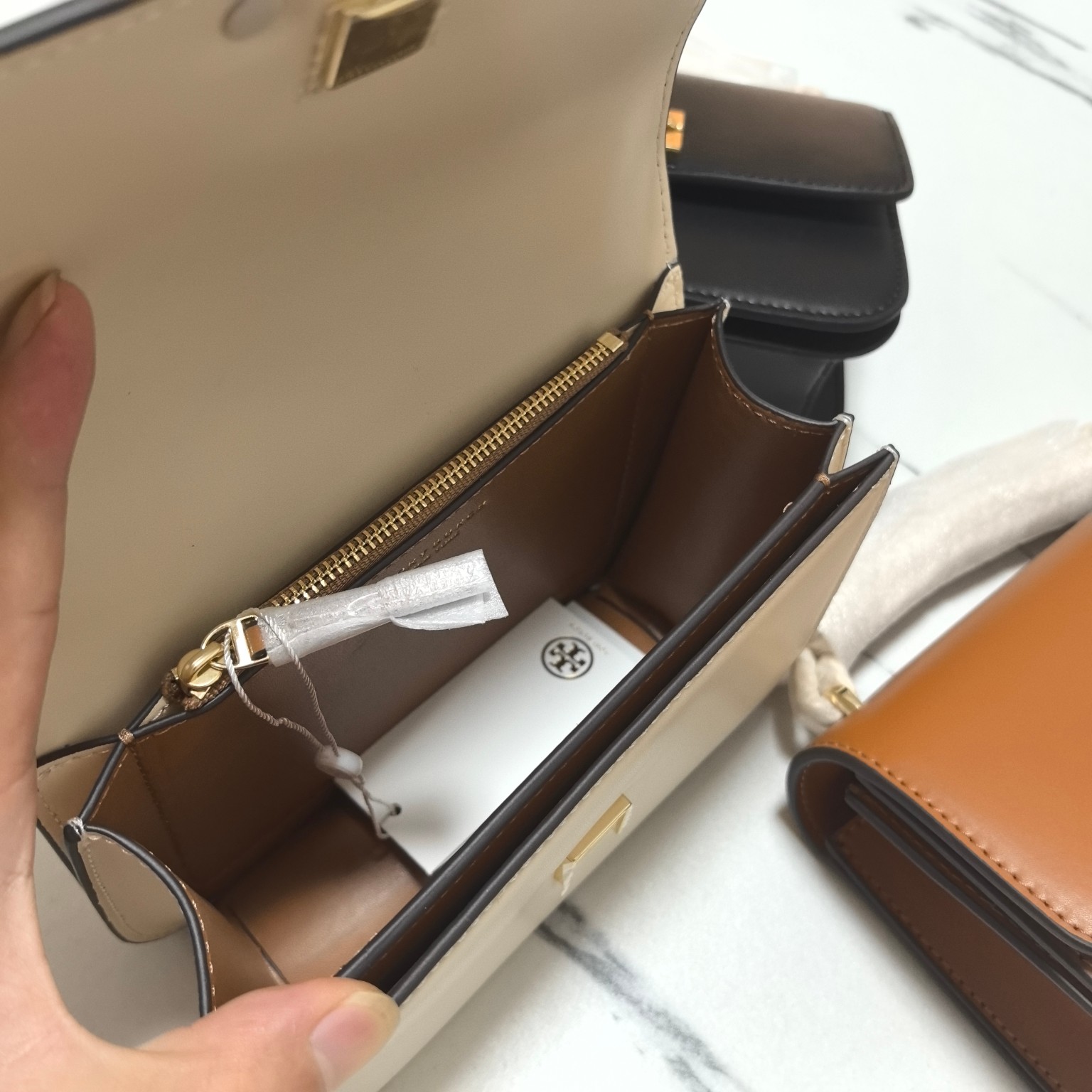 Tory Burch ～TB新款Eleanor 小号链条包 包款全新设计光滑金属饰件 尽显盒子包的简约线条