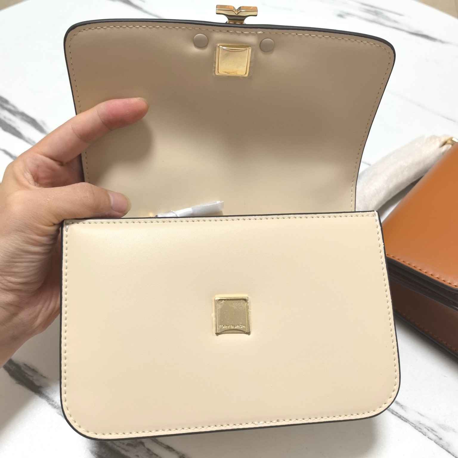 Tory Burch ～TB新款Eleanor 小号链条包 包款全新设计光滑金属饰件 尽显盒子包的简约线条