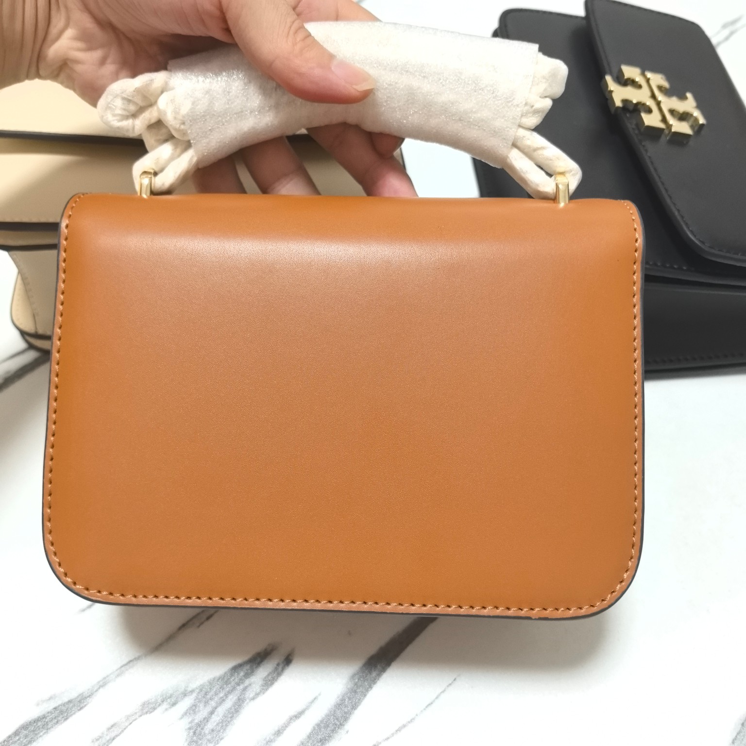Tory Burch ～TB新款Eleanor 小号链条包 包款全新设计光滑金属饰件 尽显盒子包的简约线条