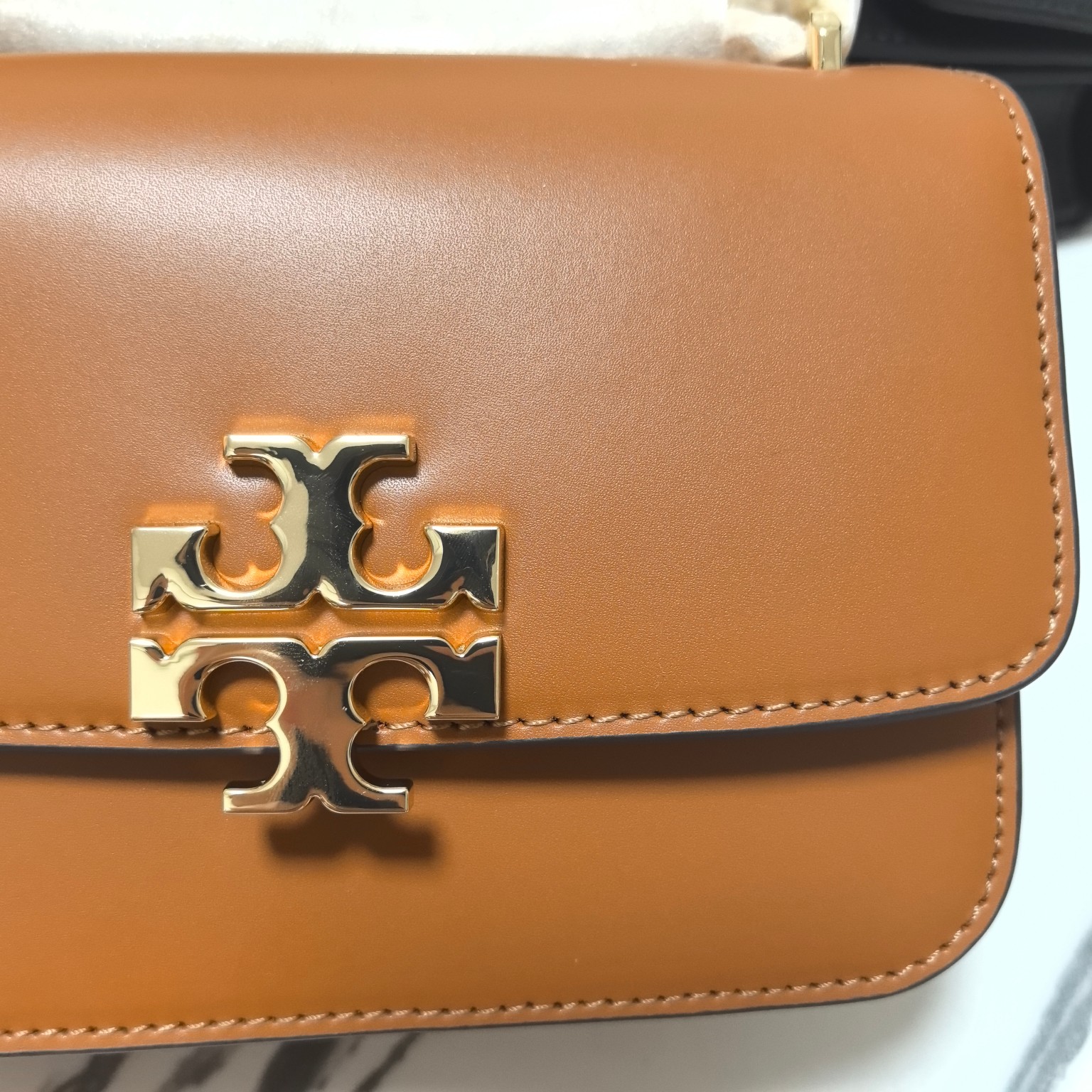 Tory Burch ～TB新款Eleanor 小号链条包 包款全新设计光滑金属饰件 尽显盒子包的简约线条