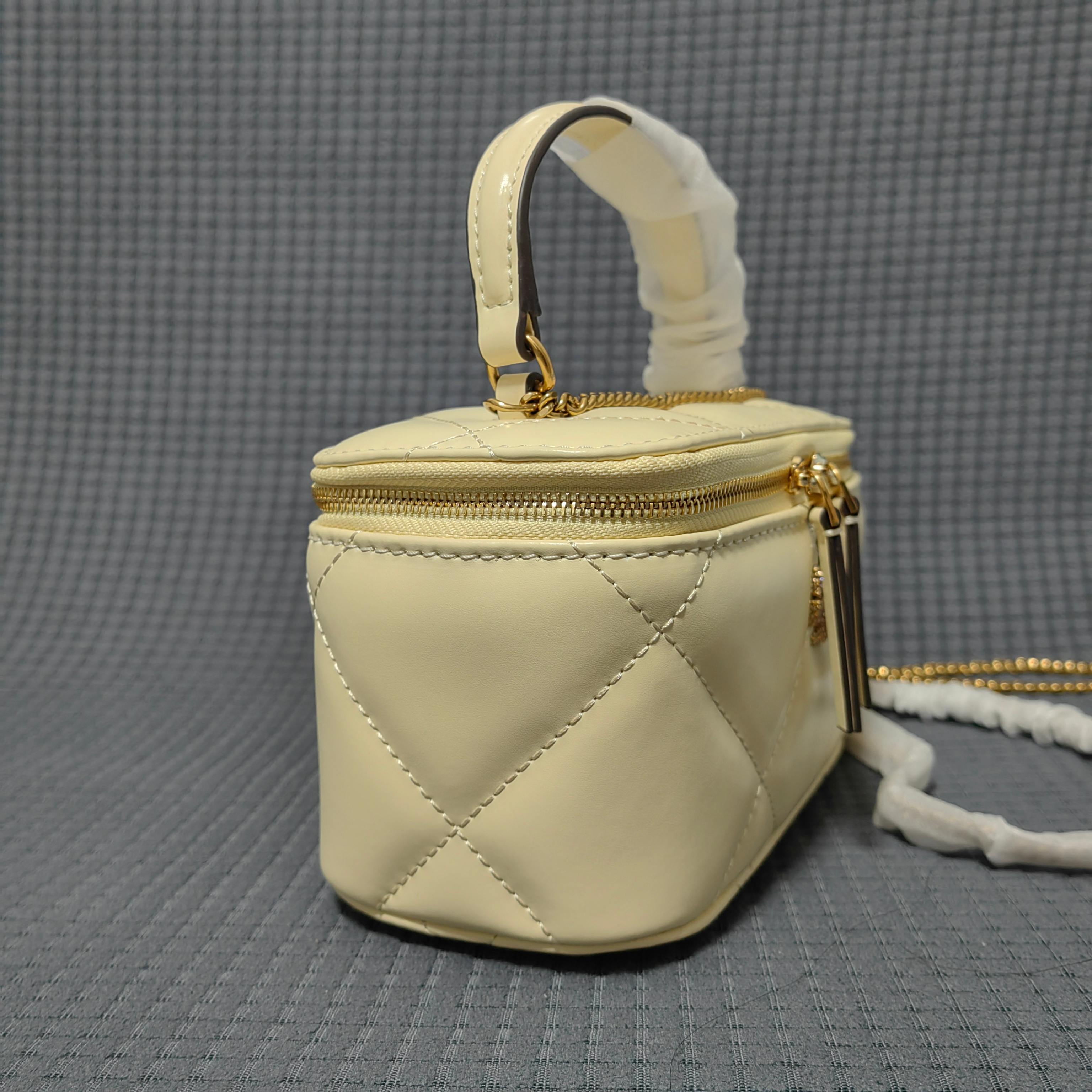 Tory Burch ～#162148迷你 Kira 菱格形绗缝 Vanity 斜挎包 材质柔软经久耐用