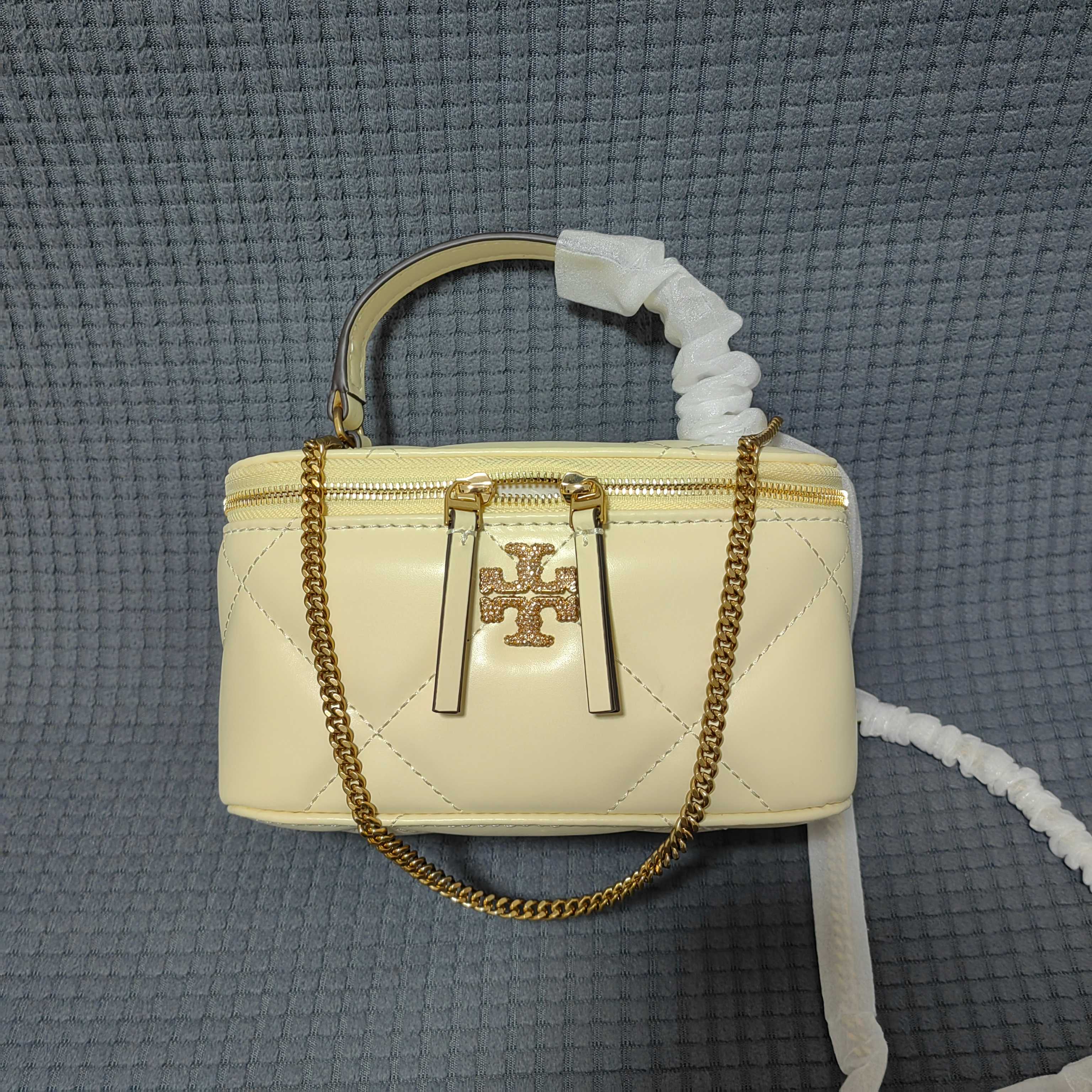 Tory Burch ～#162148迷你 Kira 菱格形绗缝 Vanity 斜挎包 材质柔软经久耐用