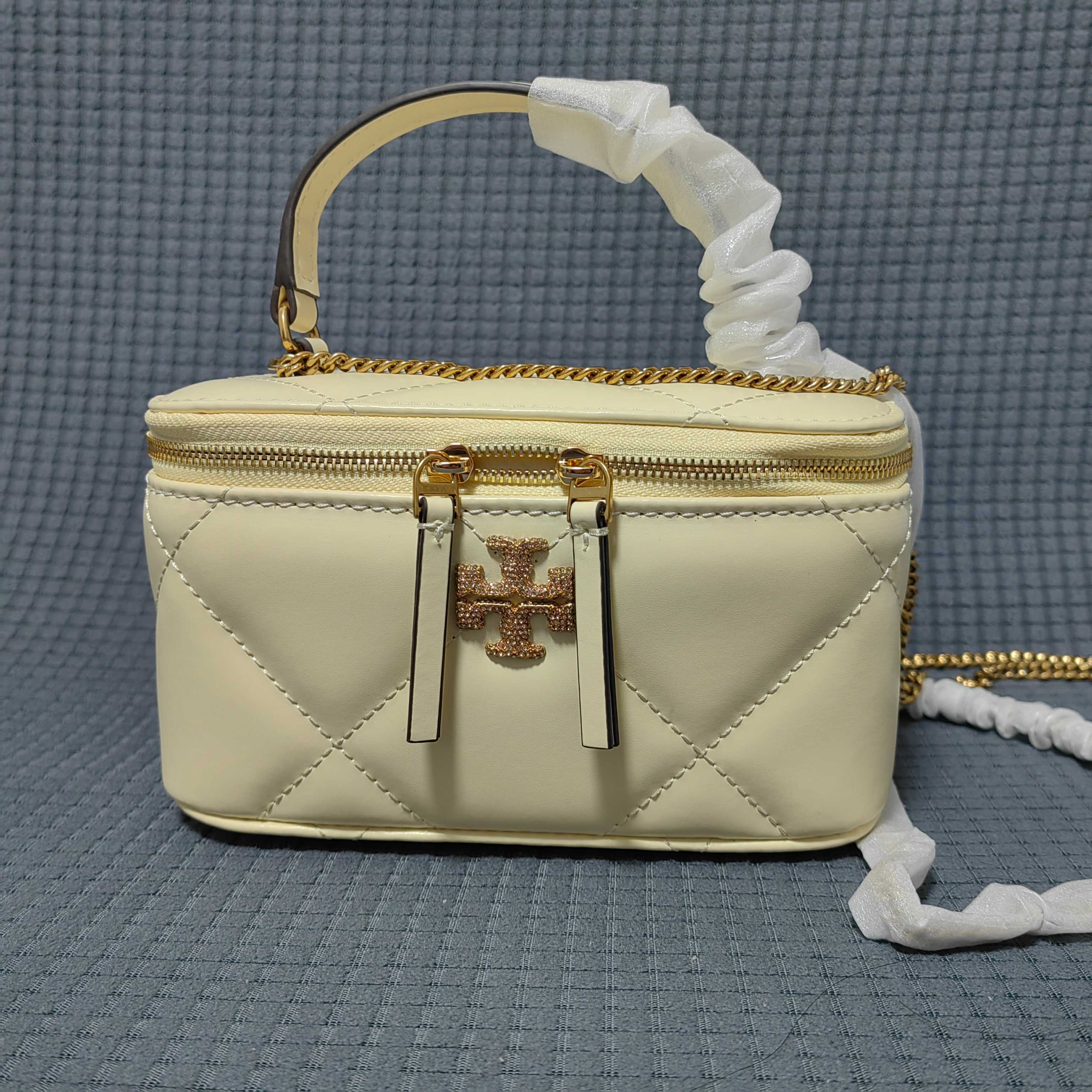 Tory Burch ～#162148迷你 Kira 菱格形绗缝 Vanity 斜挎包 材质柔软经久耐用
