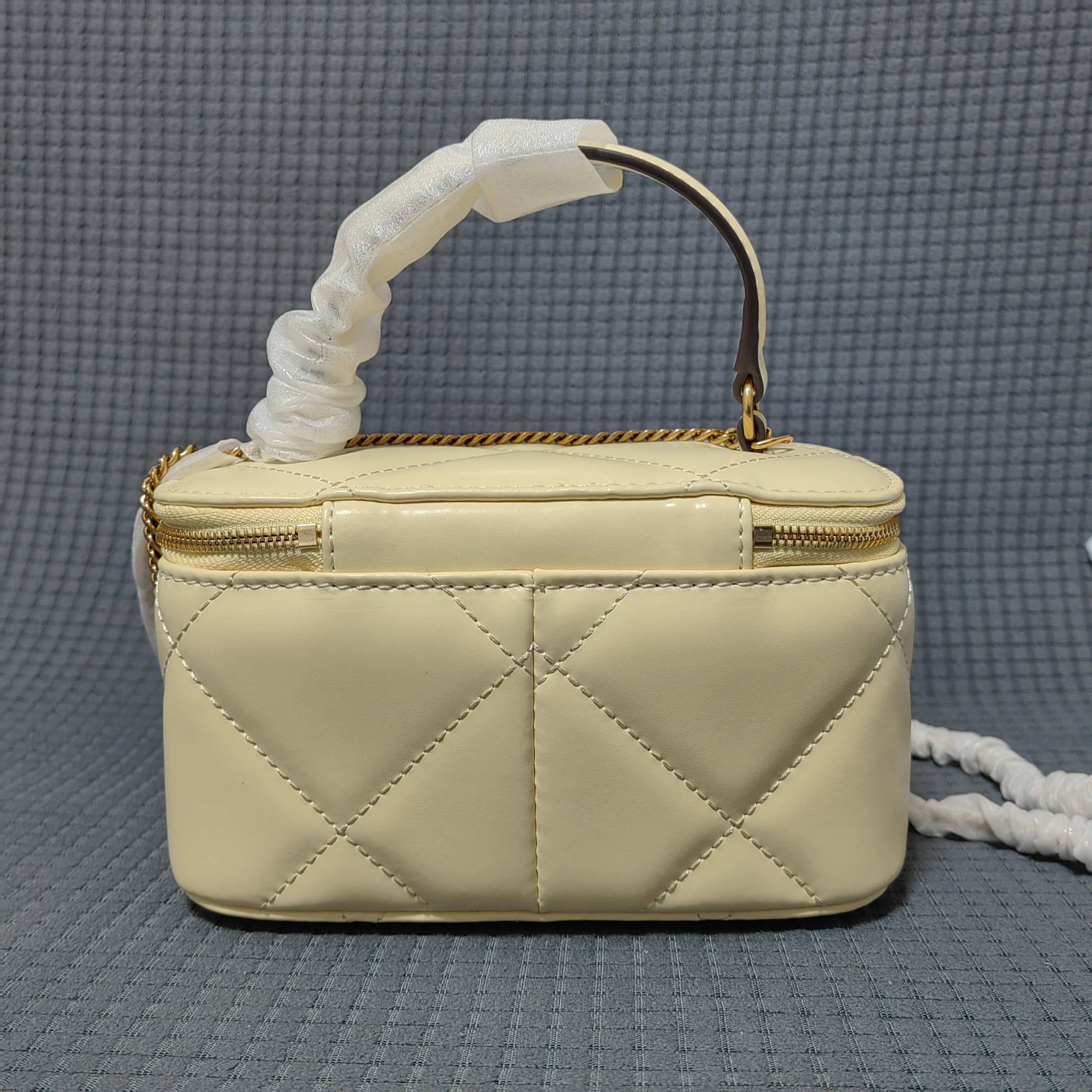 Tory Burch ～#162148迷你 Kira 菱格形绗缝 Vanity 斜挎包 材质柔软经久耐用
