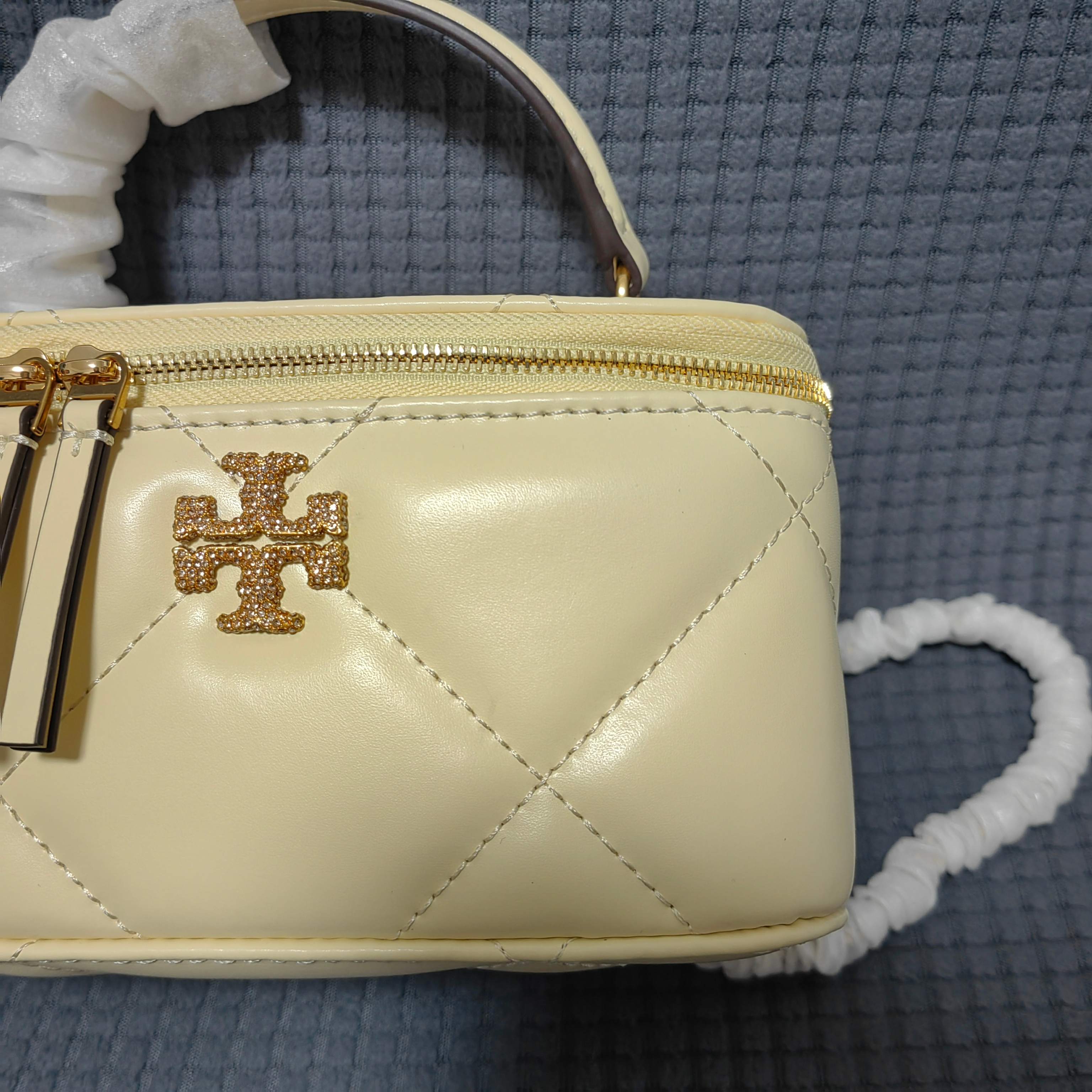 Tory Burch ～#162148迷你 Kira 菱格形绗缝 Vanity 斜挎包 材质柔软经久耐用