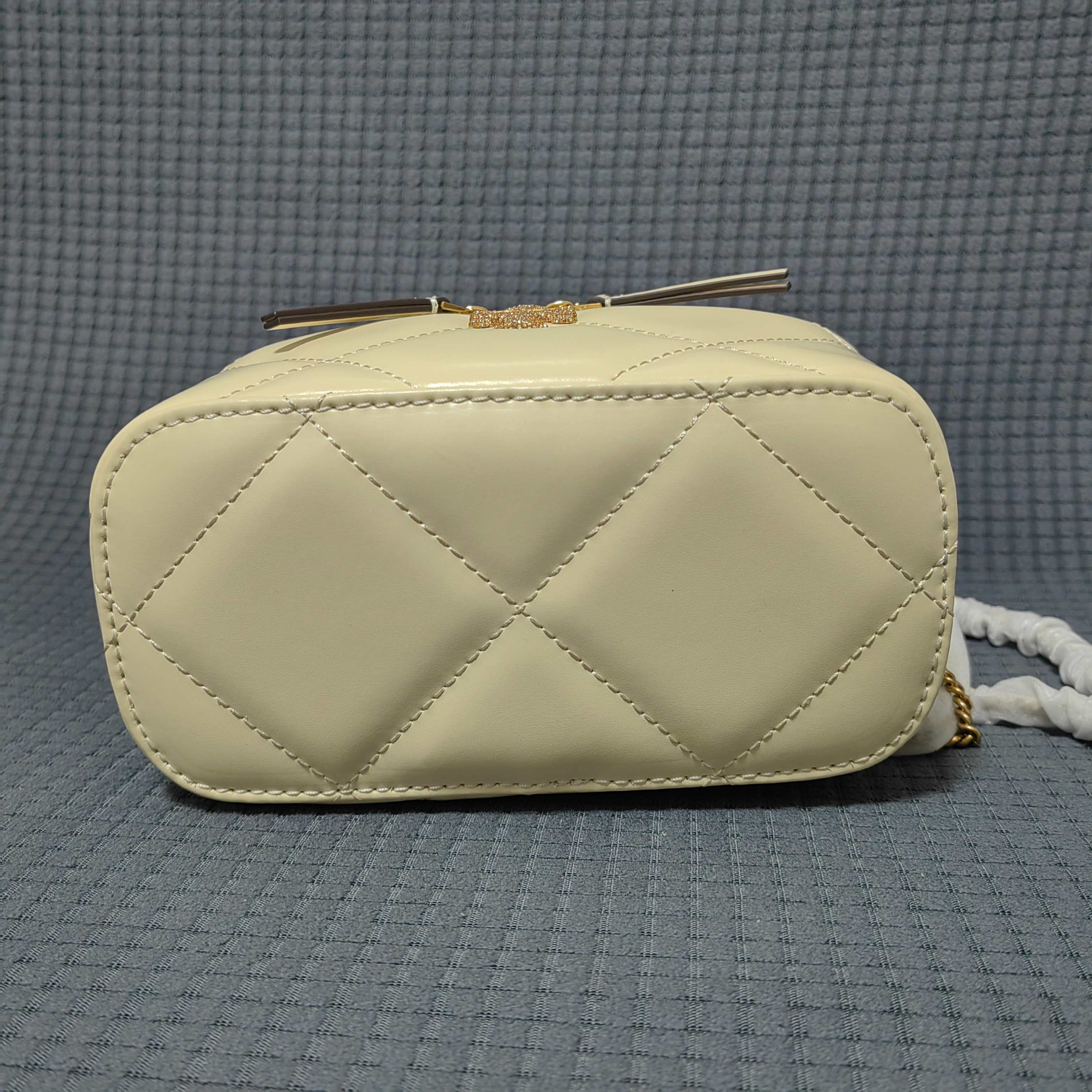 Tory Burch ～#162148迷你 Kira 菱格形绗缝 Vanity 斜挎包 材质柔软经久耐用