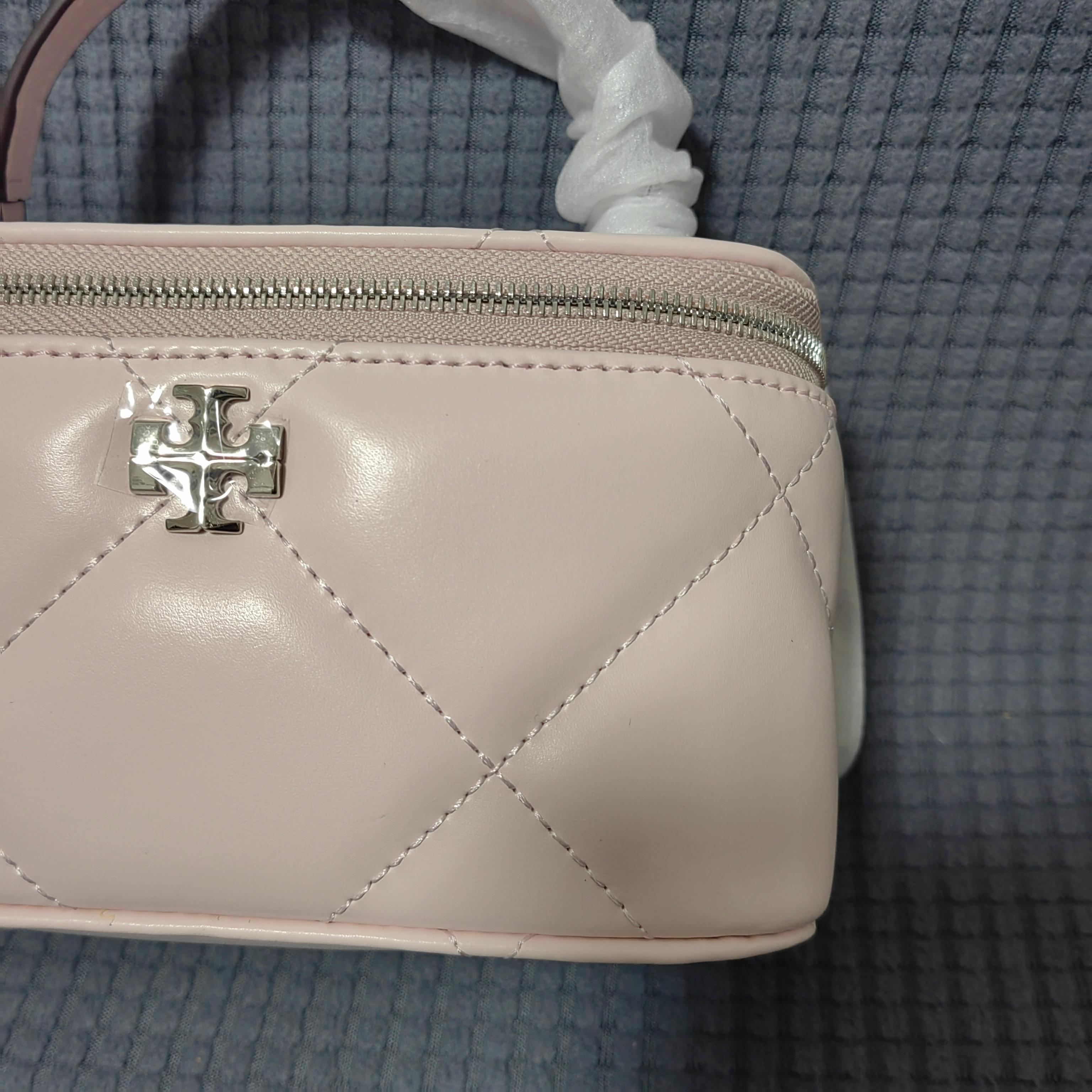 Tory Burch ～#162148迷你 Kira 菱格形绗缝 Vanity 斜挎包 材质柔软经久耐用