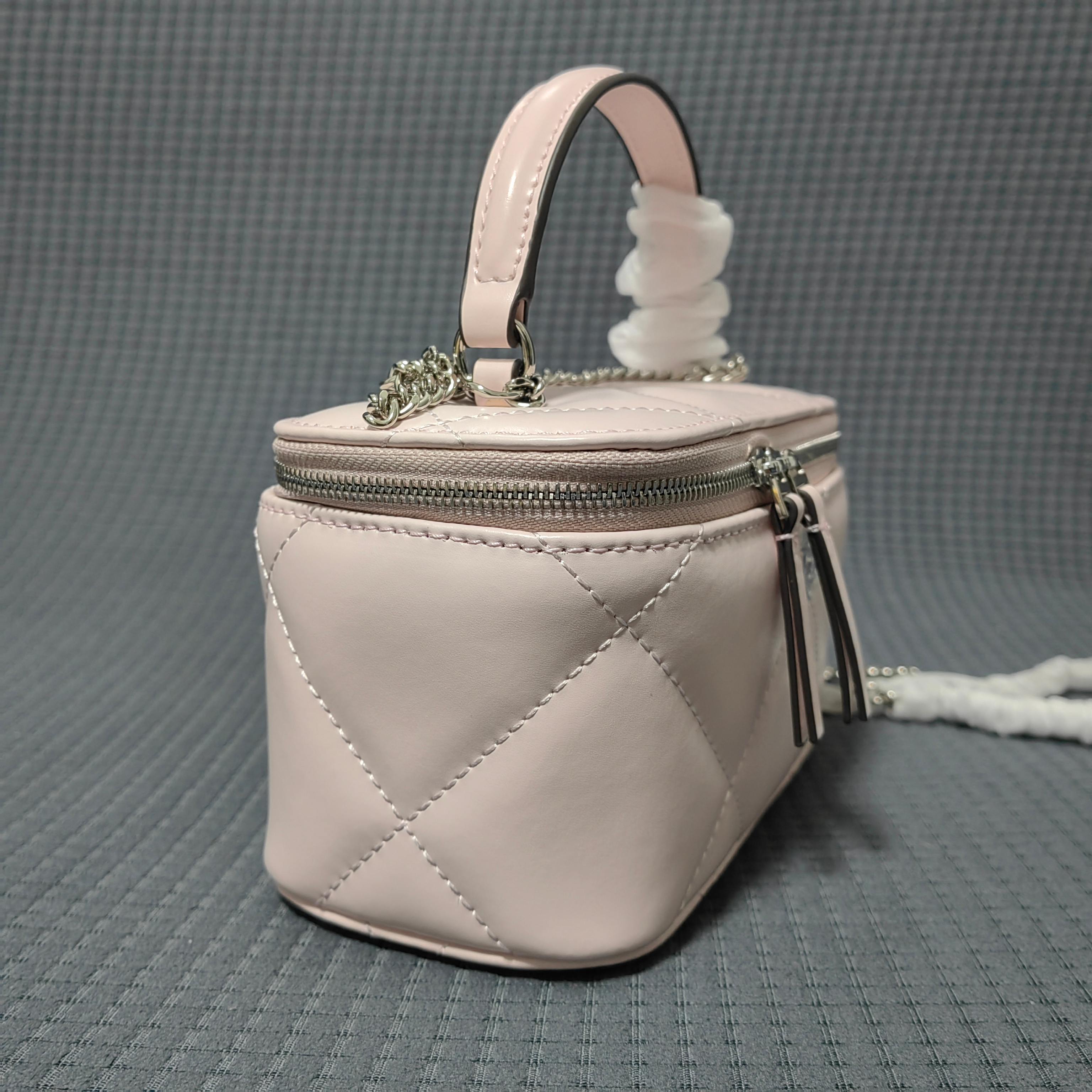 Tory Burch ～#162148迷你 Kira 菱格形绗缝 Vanity 斜挎包 材质柔软经久耐用