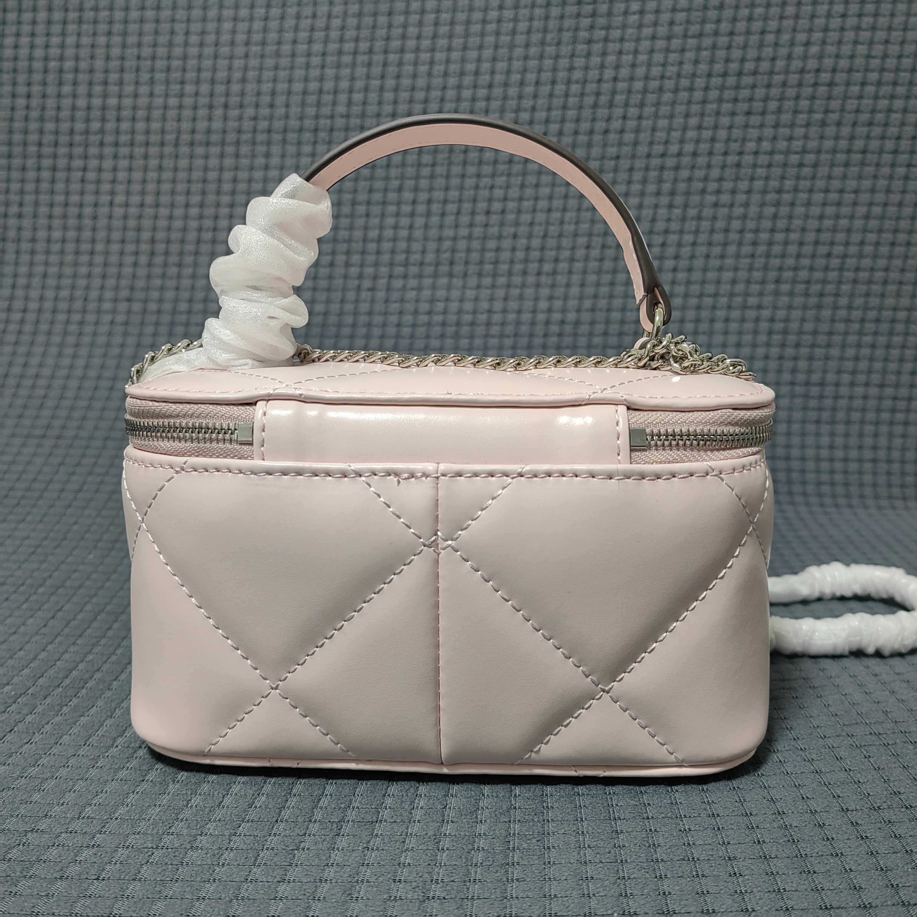 Tory Burch ～#162148迷你 Kira 菱格形绗缝 Vanity 斜挎包 材质柔软经久耐用