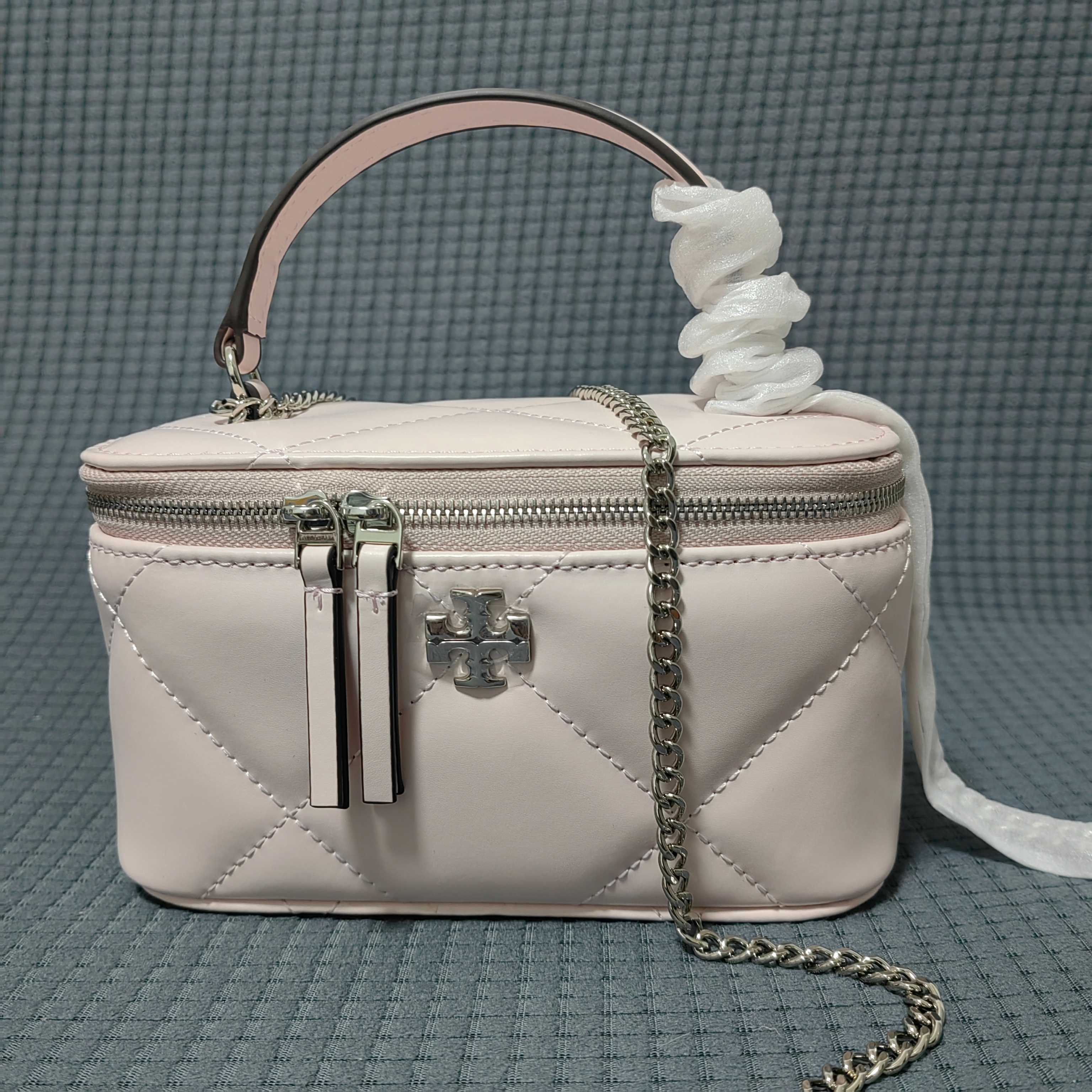 Tory Burch ～#162148迷你 Kira 菱格形绗缝 Vanity 斜挎包 材质柔软经久耐用