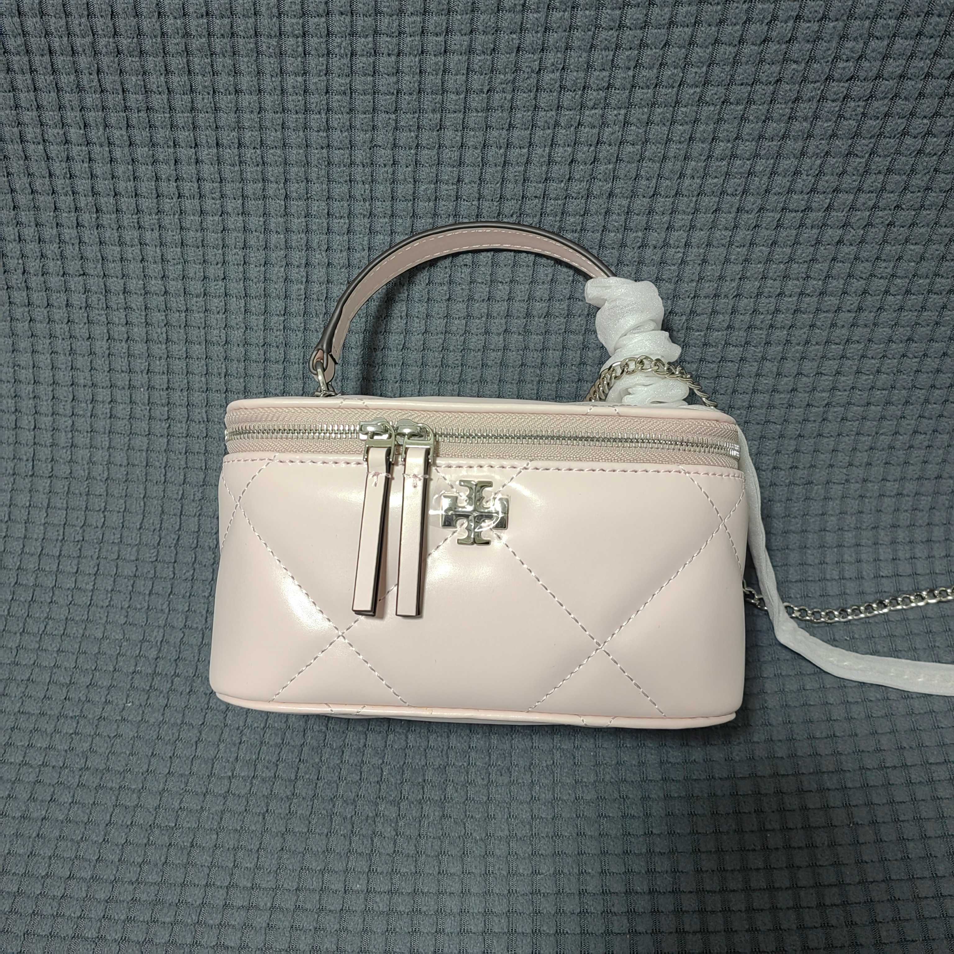 Tory Burch ～#162148迷你 Kira 菱格形绗缝 Vanity 斜挎包 材质柔软经久耐用
