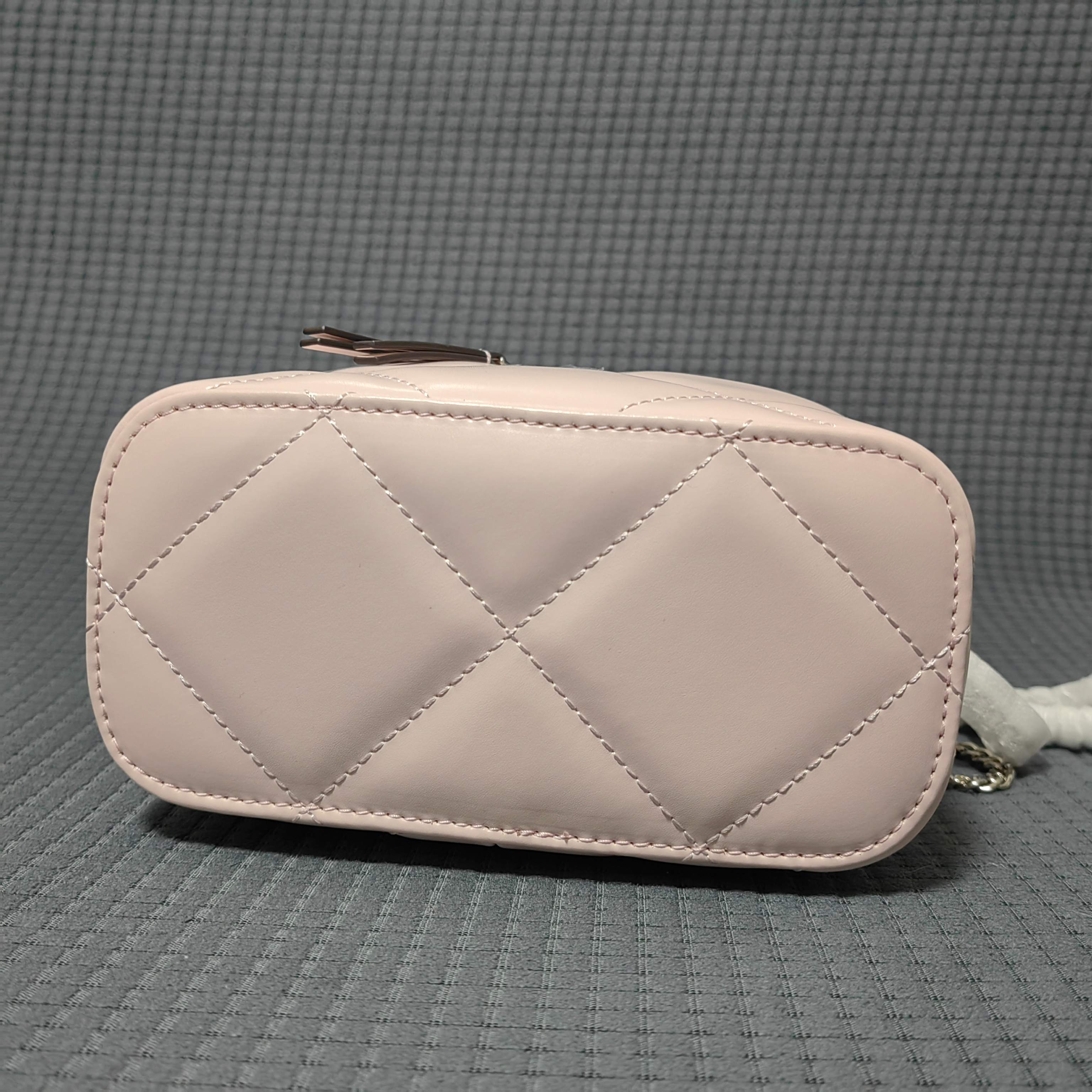 Tory Burch ～#162148迷你 Kira 菱格形绗缝 Vanity 斜挎包 材质柔软经久耐用