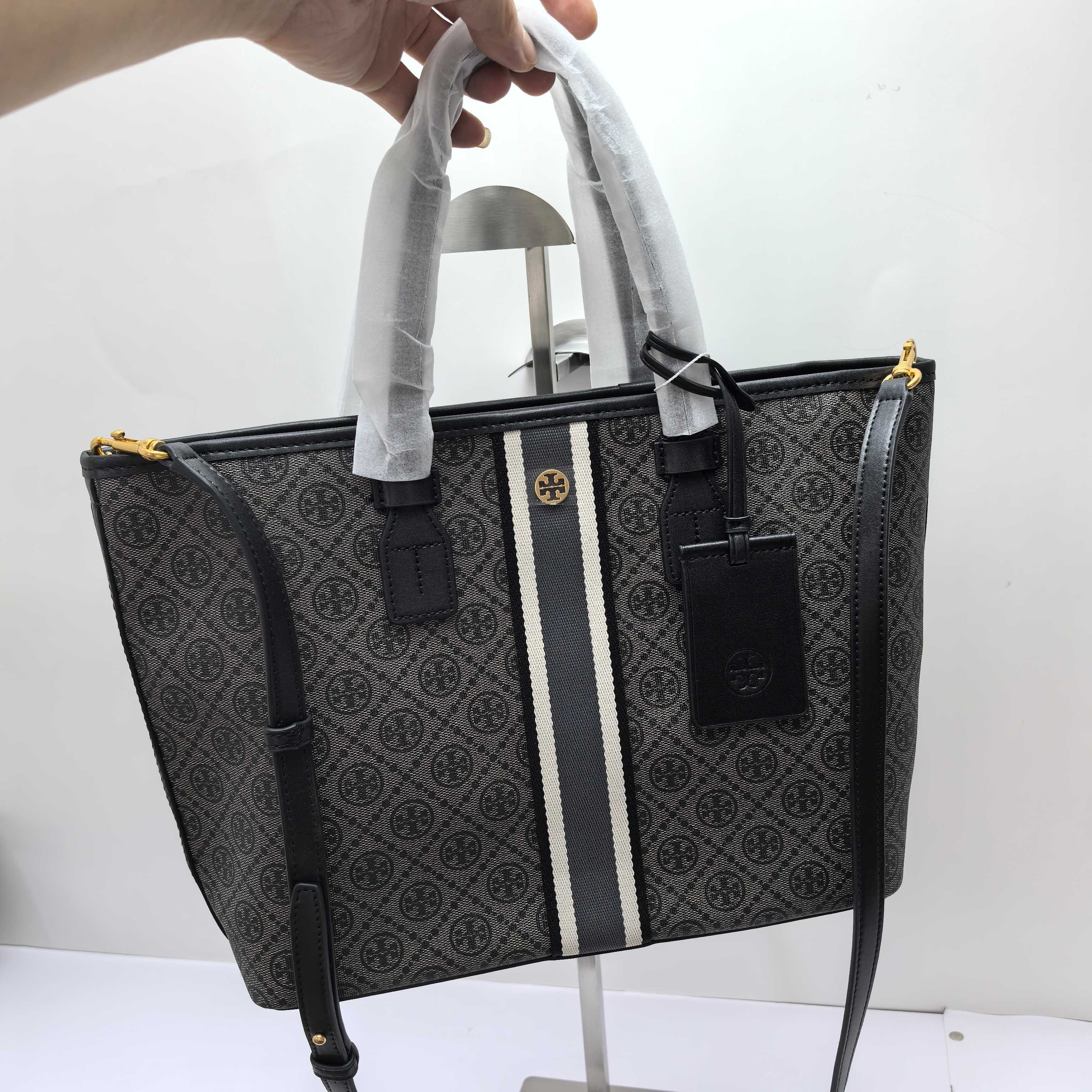 Tory Burch ～TB81963 新款购物袋 小号 该系列选用涂层帆布匠心打造 魅力隽永又风格独具