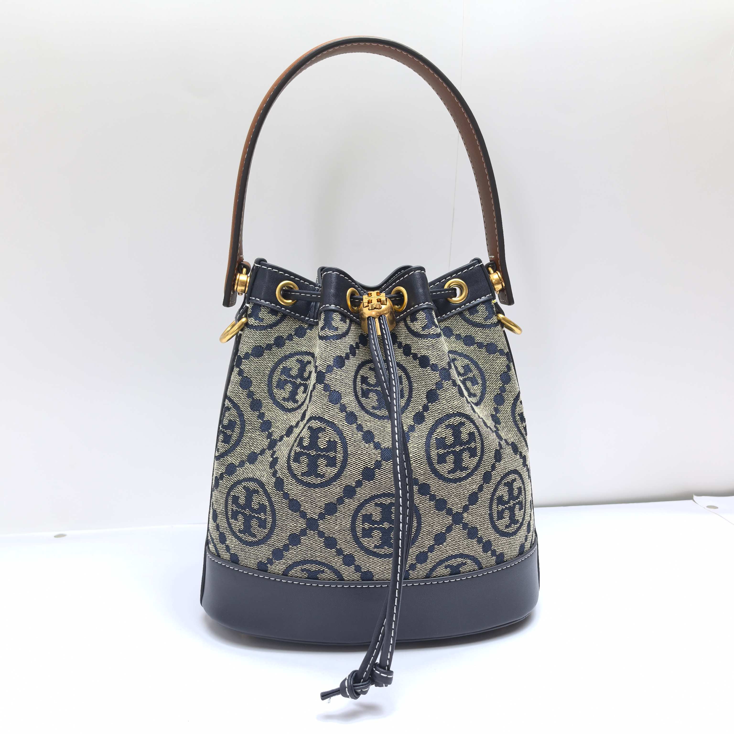 Tory Burch ～TB79487 新款TMonogram提花桶包 标识提花双T Logo与流畅线条巧妙组合