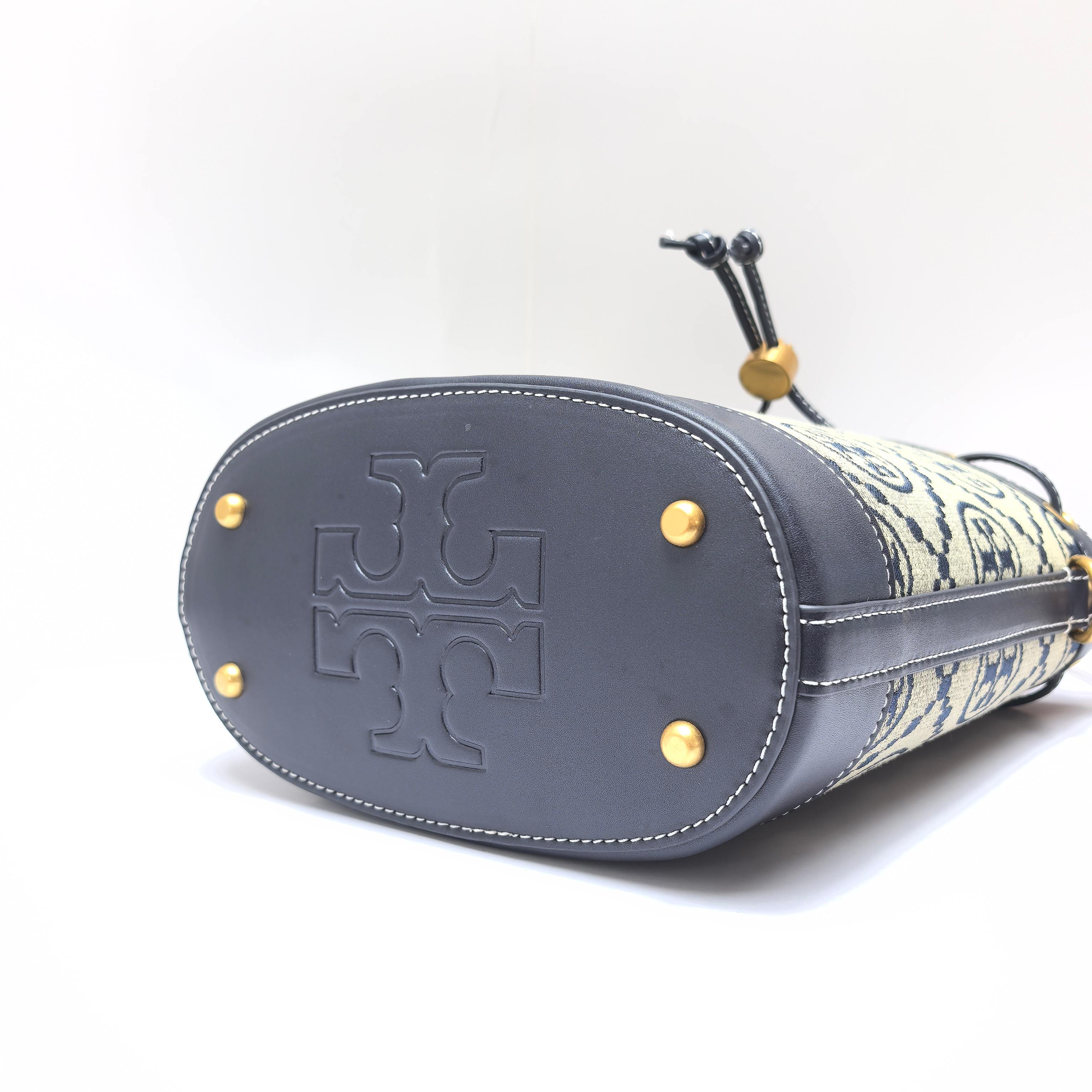Tory Burch ～TB79487 新款TMonogram提花桶包 标识提花双T Logo与流畅线条巧妙组合