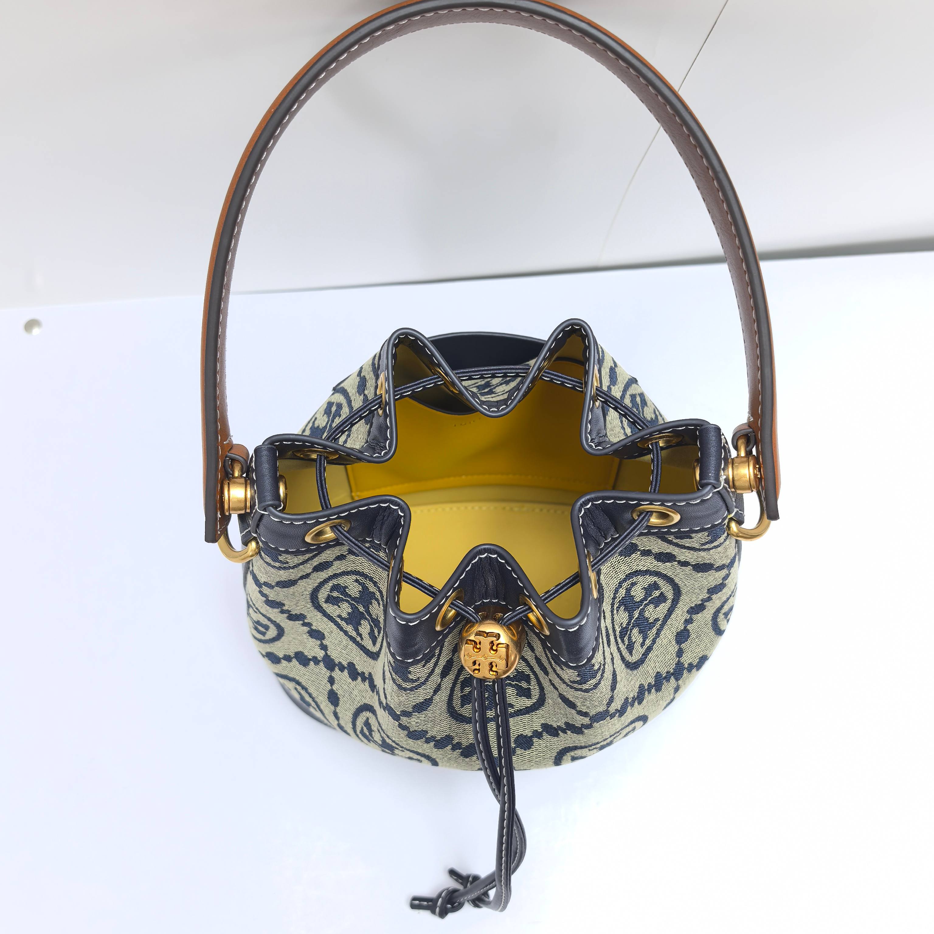 Tory Burch ～TB79487 新款TMonogram提花桶包 标识提花双T Logo与流畅线条巧妙组合