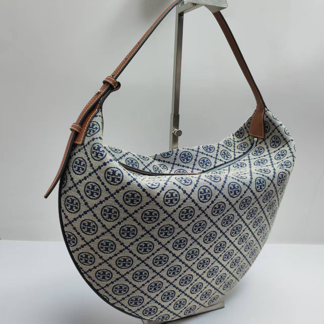 Tory Burch ～ToryBurch新款气球包 老花大号新月包 TMonogram图案 搭配提花织物