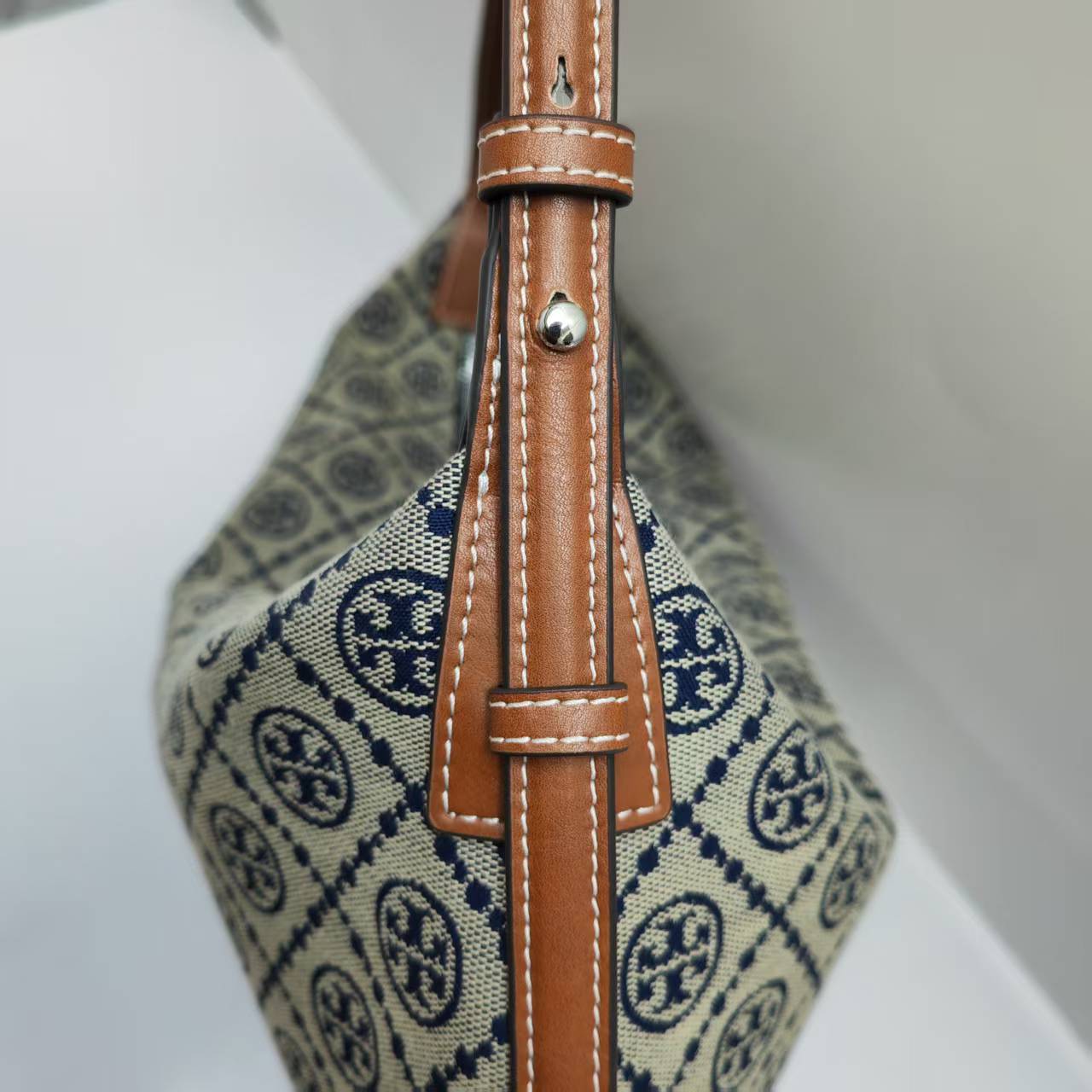 Tory Burch ～ToryBurch新款气球包 老花大号新月包 TMonogram图案 搭配提花织物