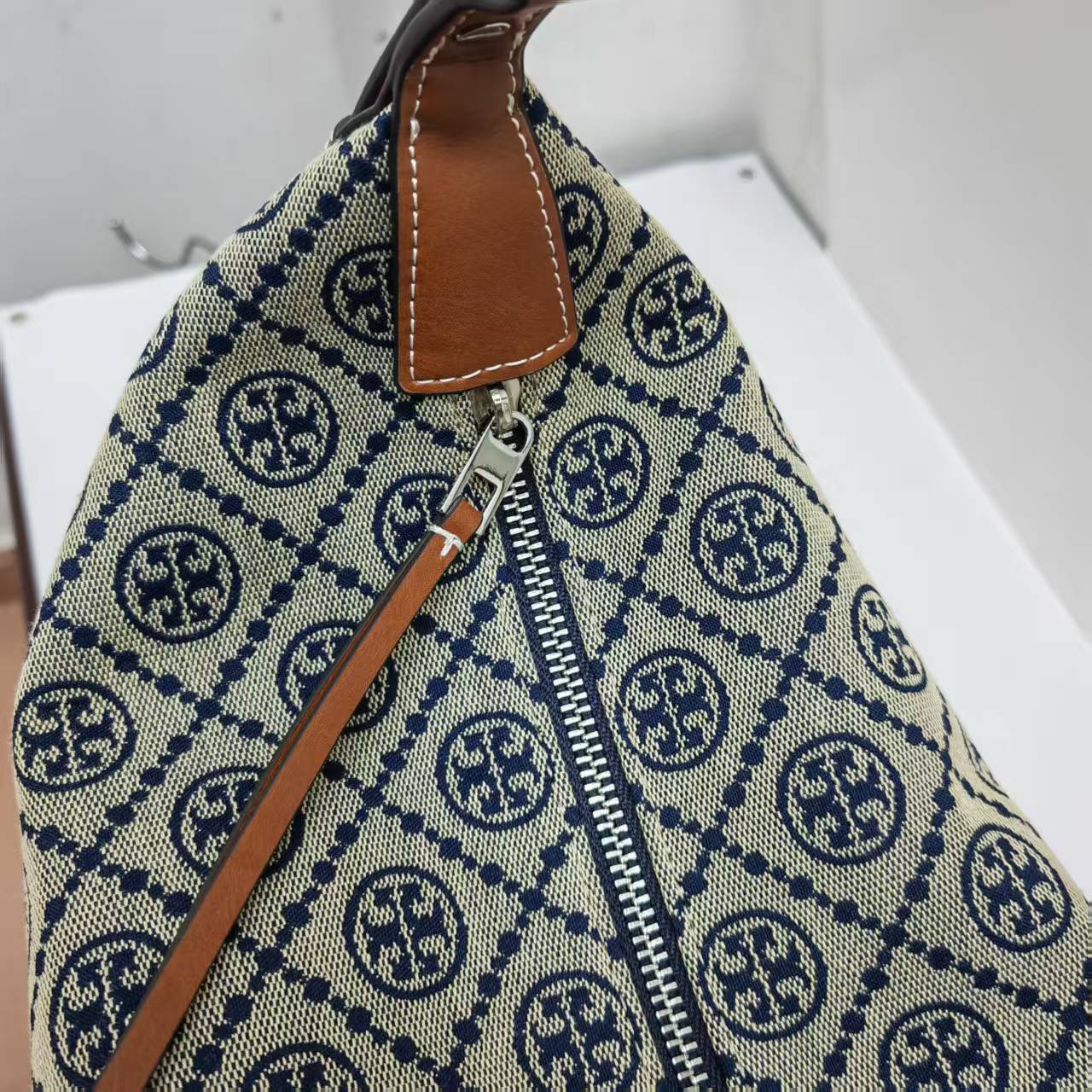 Tory Burch ～ToryBurch新款气球包 老花大号新月包 TMonogram图案 搭配提花织物