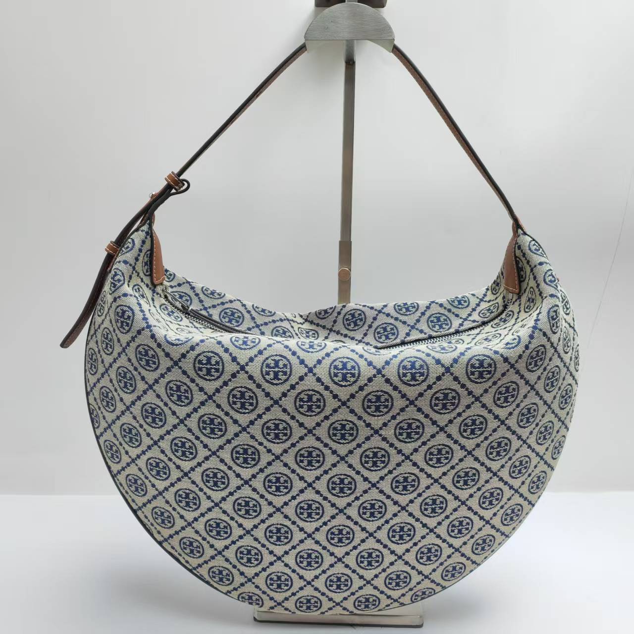 Tory Burch ～ToryBurch新款气球包 老花大号新月包 TMonogram图案 搭配提花织物