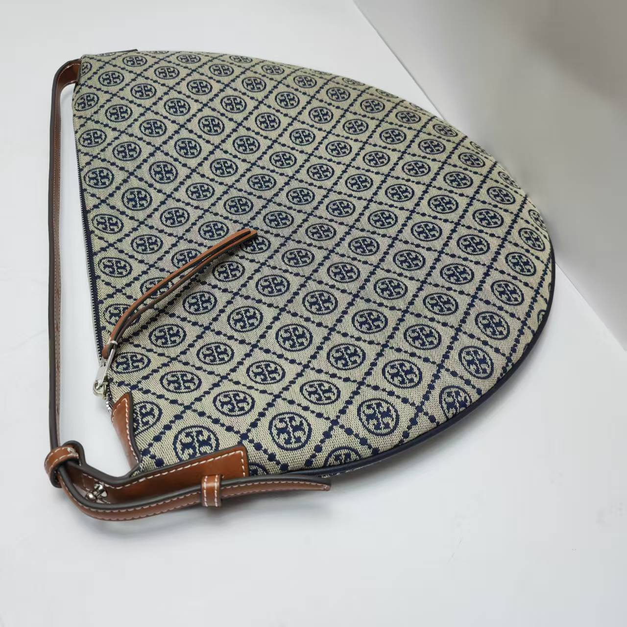 Tory Burch ～ToryBurch新款气球包 老花大号新月包 TMonogram图案 搭配提花织物