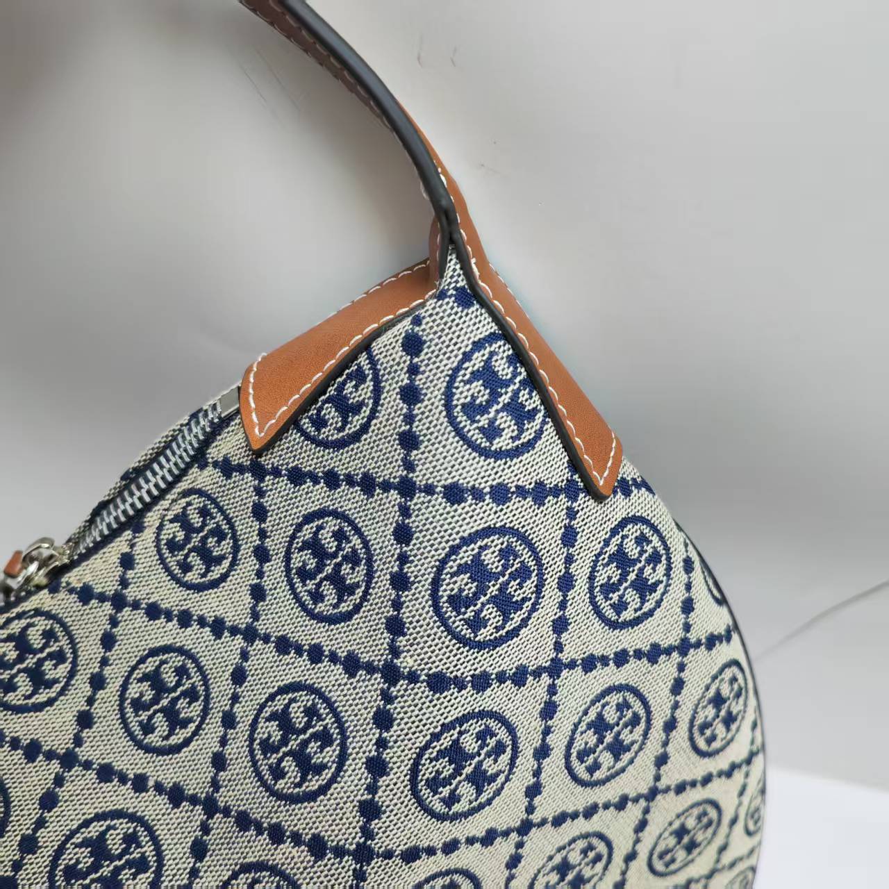 Tory Burch ～ToryBurch新款气球包 老花大号新月包 TMonogram图案 搭配提花织物