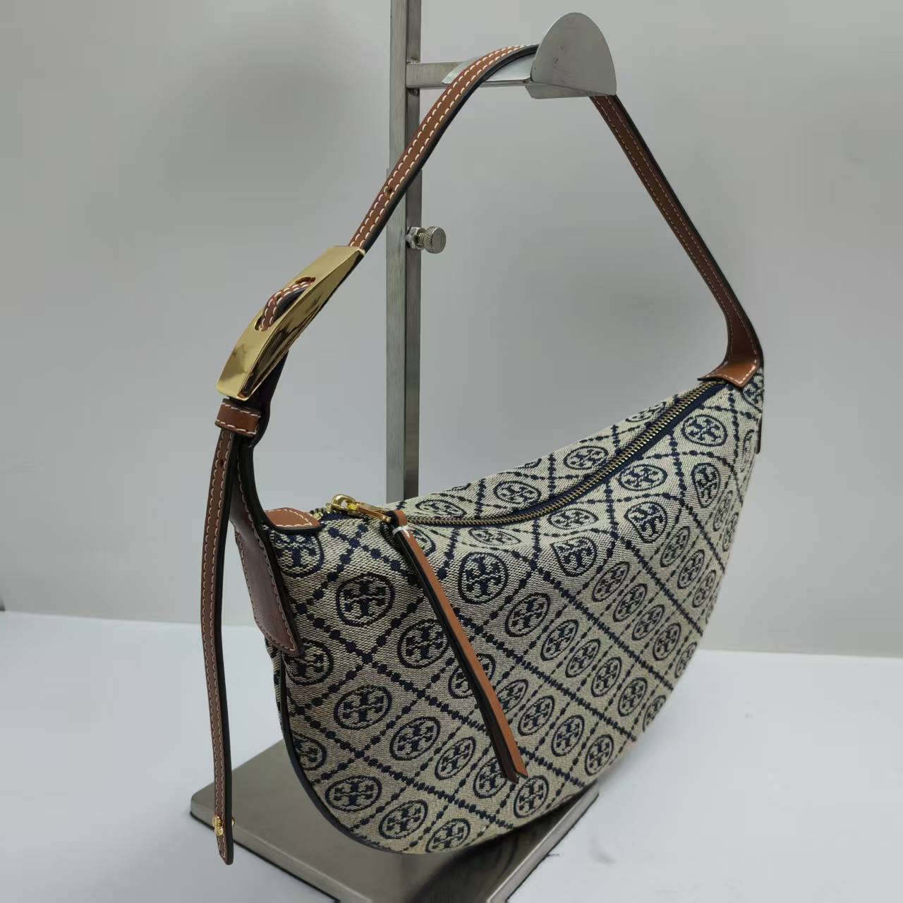 Tory Burch ToryBurch全新老花新月包 单肩腋下包 独具2025春夏秀场风格 柔和圆润