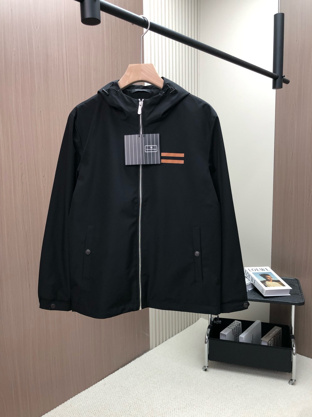 PED\nZegna 杰尼亚 SS早春新品休闲梭织夹克外套。全新设计风格，标志性品牌图案标识，全新防尘梭织面料，轻度防水，随便搭件T恤，上身超时髦，特别的便于搭配，春夏季凹造型自然是少不了这样的高档配置，休闲的版型，不会不适感，全新风格以及调性更加的出色更加的出众，穿搭的魅力自然也更加的高级，更加的出彩更加的显帅！\n尺码：M-XL