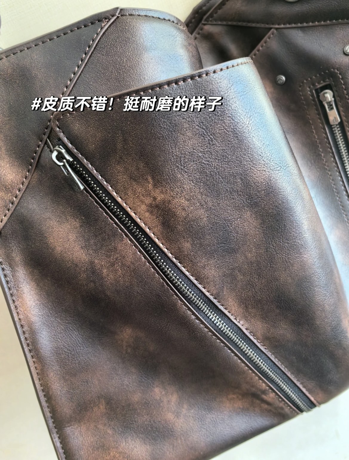 焦木棕🪵,依旧采用牛皮材质,但会在一成不变的包身上做茶擦色复古做旧处理 3