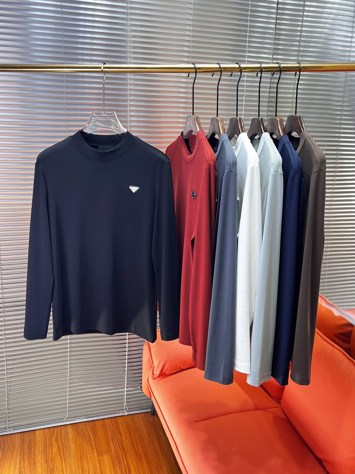 Prada 普拉达秋冬新品圆领长袖T恤，胸前品牌小logo点缀，面料采用高密度新疆长绒棉+氨纶面料，细腻