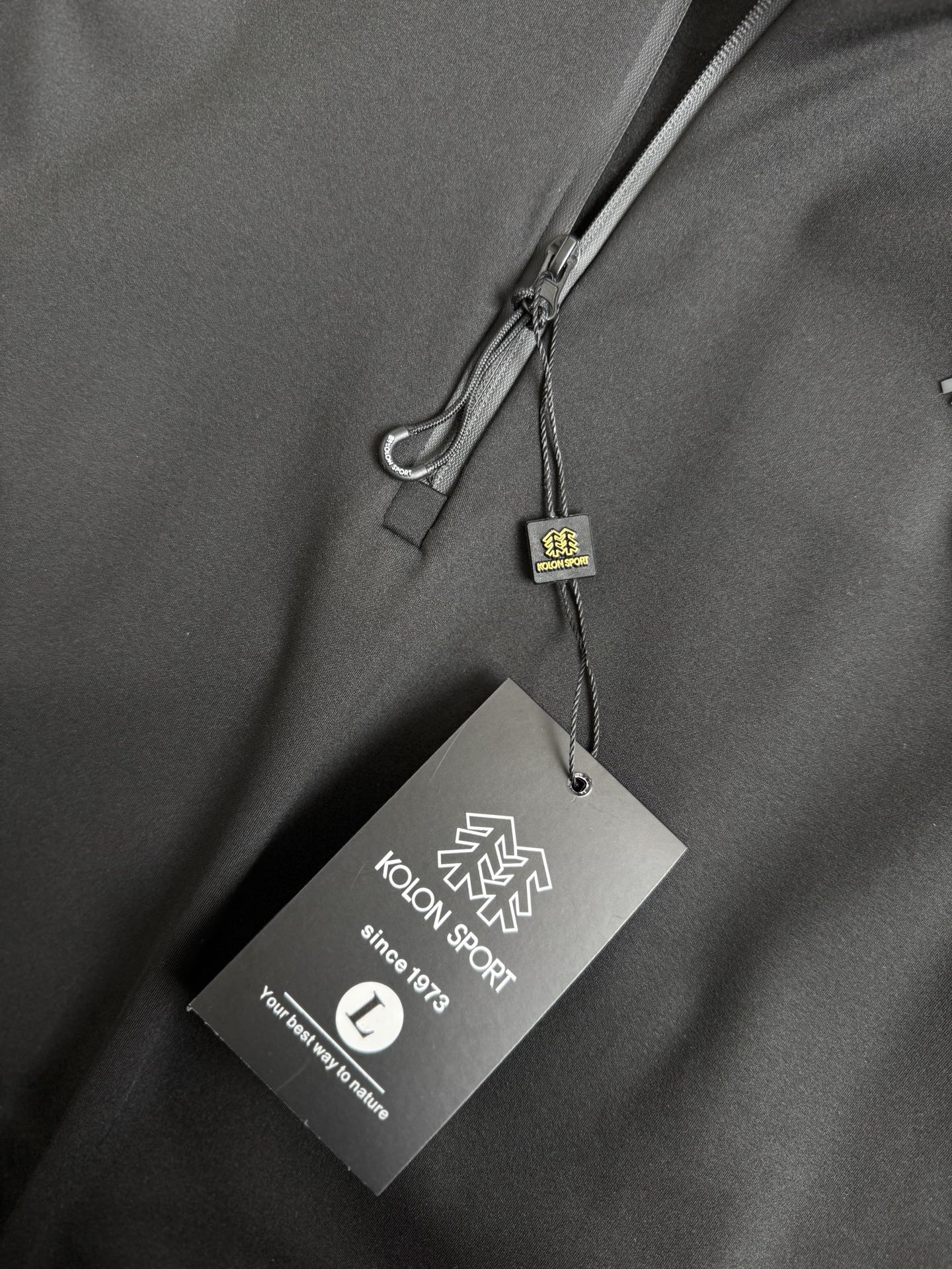 💰115
 Kol/可隆25秋冬新款！男士全天候户外运动高弹透气加绒加厚半拉链长袖！品相一级棒！掌柜力荐！线上线下同步！客供面料！面料手感细腻舒适亲肤！高弹！19.4%氨纶+80.6%聚酯纤维！透气性能强！上身暖和！全天候户外运动跑步爬山骑行必备款！喜欢的别错过！

颜色：黑色，深灰色，军绿色，藏青色
尺码L-4xl
L衣长70胸围104肩宽45
xl衣长72胸围108肩宽46
2xl衣长74胸围112肩宽47
3xl衣长76胸围116肩宽48
4xl衣长78胸围120肩宽49