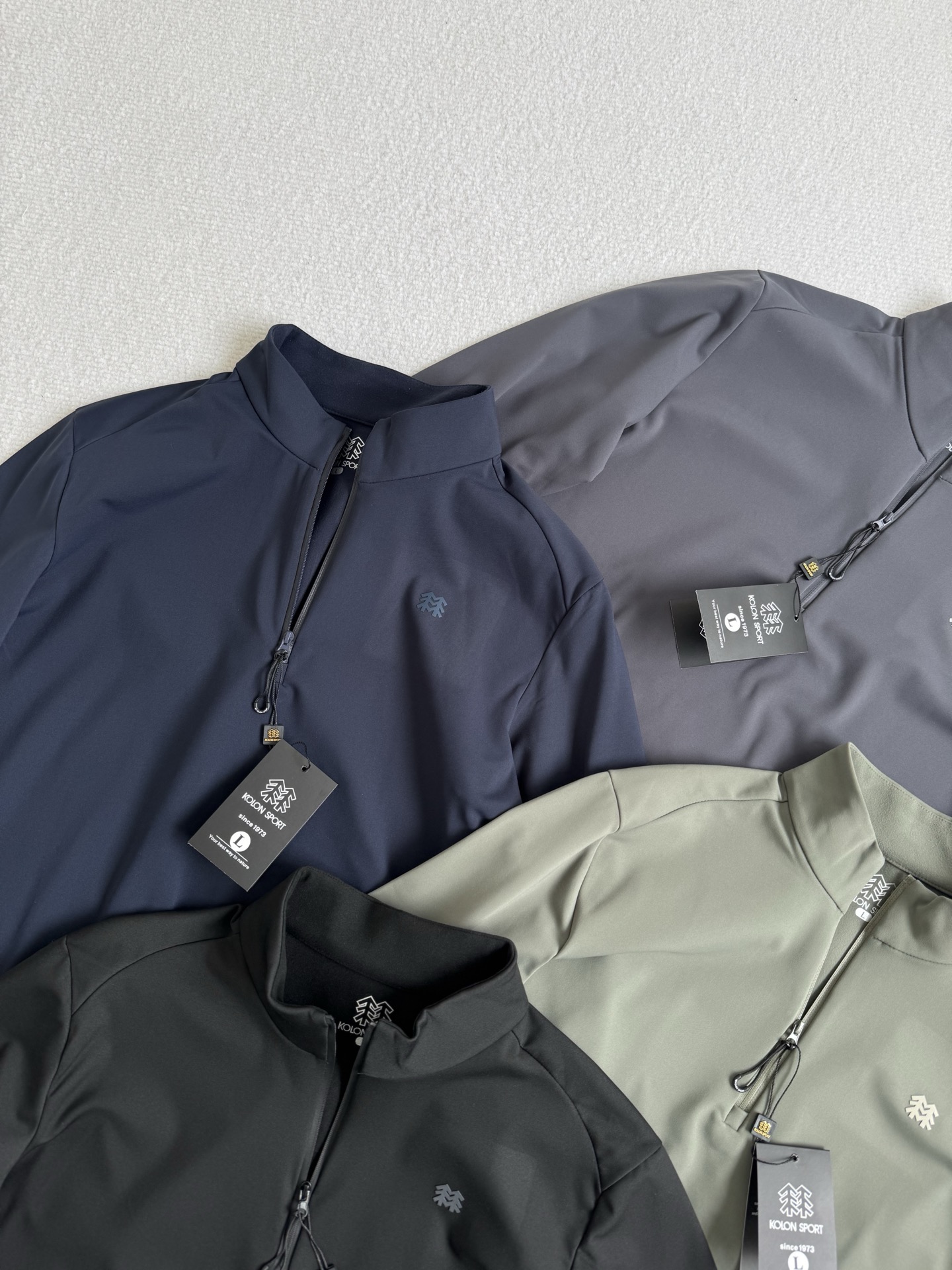 💰115
 Kol/可隆25秋冬新款！男士全天候户外运动高弹透气加绒加厚半拉链长袖！品相一级棒！掌柜力荐！线上线下同步！客供面料！面料手感细腻舒适亲肤！高弹！19.4%氨纶+80.6%聚酯纤维！透气性能强！上身暖和！全天候户外运动跑步爬山骑行必备款！喜欢的别错过！

颜色：黑色，深灰色，军绿色，藏青色
尺码L-4xl
L衣长70胸围104肩宽45
xl衣长72胸围108肩宽46
2xl衣长74胸围112肩宽47
3xl衣长76胸围116肩宽48
4xl衣长78胸围120肩宽49