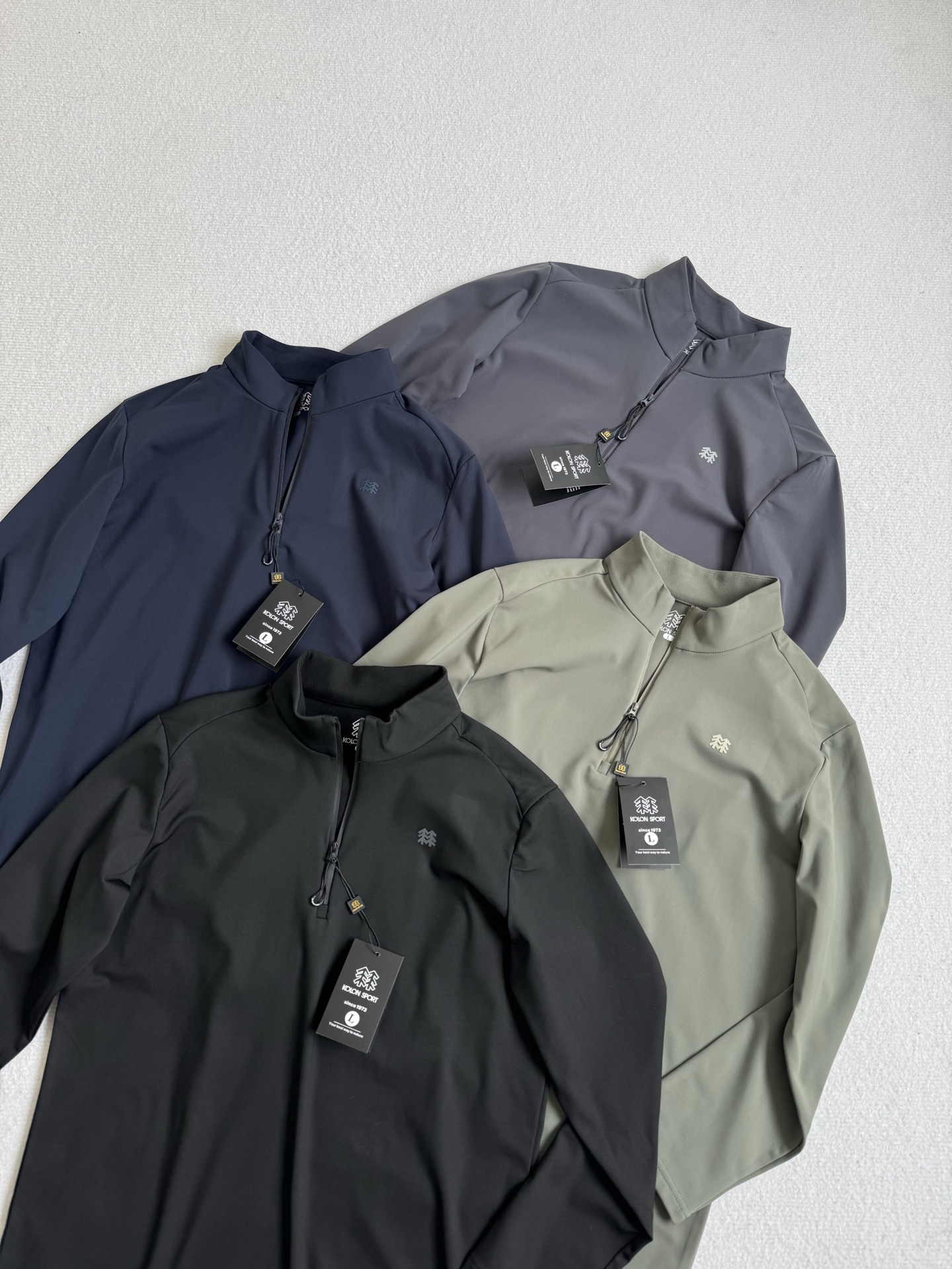 💰115
 Kol/可隆25秋冬新款！男士全天候户外运动高弹透气加绒加厚半拉链长袖！品相一级棒！掌柜力荐！线上线下同步！客供面料！面料手感细腻舒适亲肤！高弹！19.4%氨纶+80.6%聚酯纤维！透气性能强！上身暖和！全天候户外运动跑步爬山骑行必备款！喜欢的别错过！

颜色：黑色，深灰色，军绿色，藏青色
尺码L-4xl
L衣长70胸围104肩宽45
xl衣长72胸围108肩宽46
2xl衣长74胸围112肩宽47
3xl衣长76胸围116肩宽48
4xl衣长78胸围120肩宽49