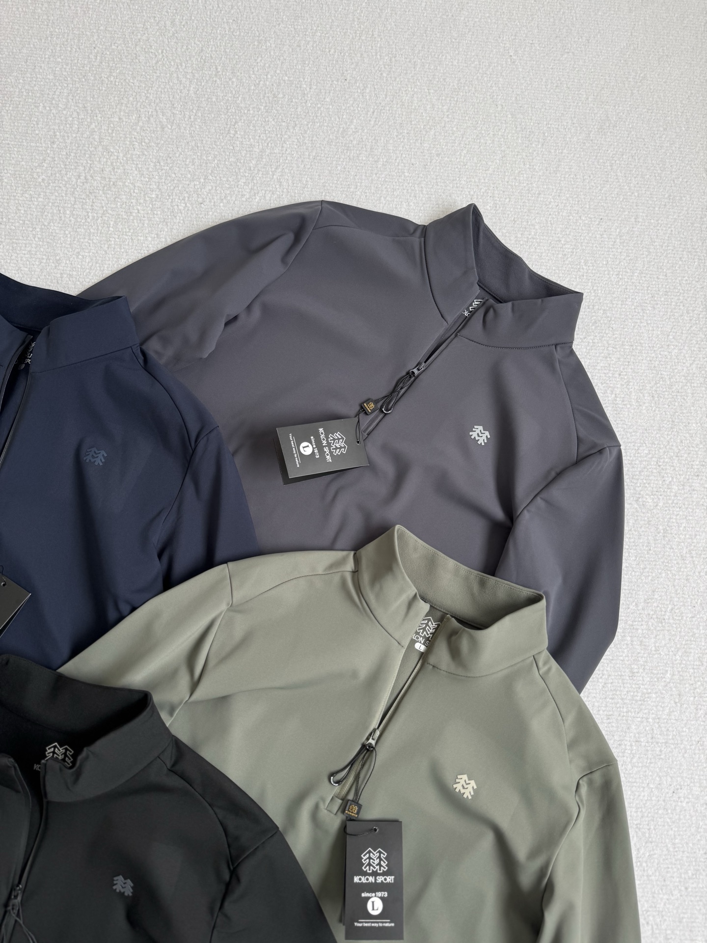 💰115
 Kol/可隆25秋冬新款！男士全天候户外运动高弹透气加绒加厚半拉链长袖！品相一级棒！掌柜力荐！线上线下同步！客供面料！面料手感细腻舒适亲肤！高弹！19.4%氨纶+80.6%聚酯纤维！透气性能强！上身暖和！全天候户外运动跑步爬山骑行必备款！喜欢的别错过！

颜色：黑色，深灰色，军绿色，藏青色
尺码L-4xl
L衣长70胸围104肩宽45
xl衣长72胸围108肩宽46
2xl衣长74胸围112肩宽47
3xl衣长76胸围116肩宽48
4xl衣长78胸围120肩宽49