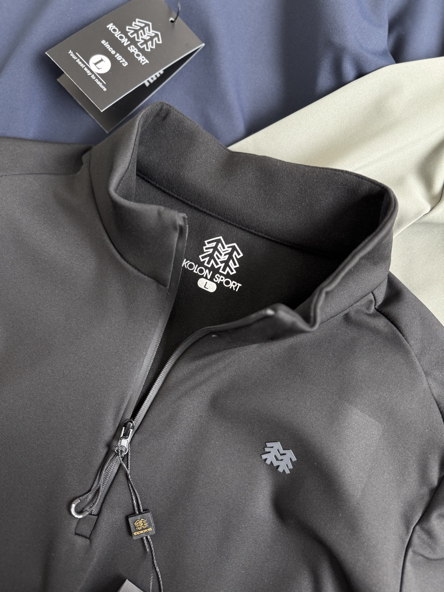 💰115
 Kol/可隆25秋冬新款！男士全天候户外运动高弹透气加绒加厚半拉链长袖！品相一级棒！掌柜力荐！线上线下同步！客供面料！面料手感细腻舒适亲肤！高弹！19.4%氨纶+80.6%聚酯纤维！透气性能强！上身暖和！全天候户外运动跑步爬山骑行必备款！喜欢的别错过！

颜色：黑色，深灰色，军绿色，藏青色
尺码L-4xl
L衣长70胸围104肩宽45
xl衣长72胸围108肩宽46
2xl衣长74胸围112肩宽47
3xl衣长76胸围116肩宽48
4xl衣长78胸围120肩宽49