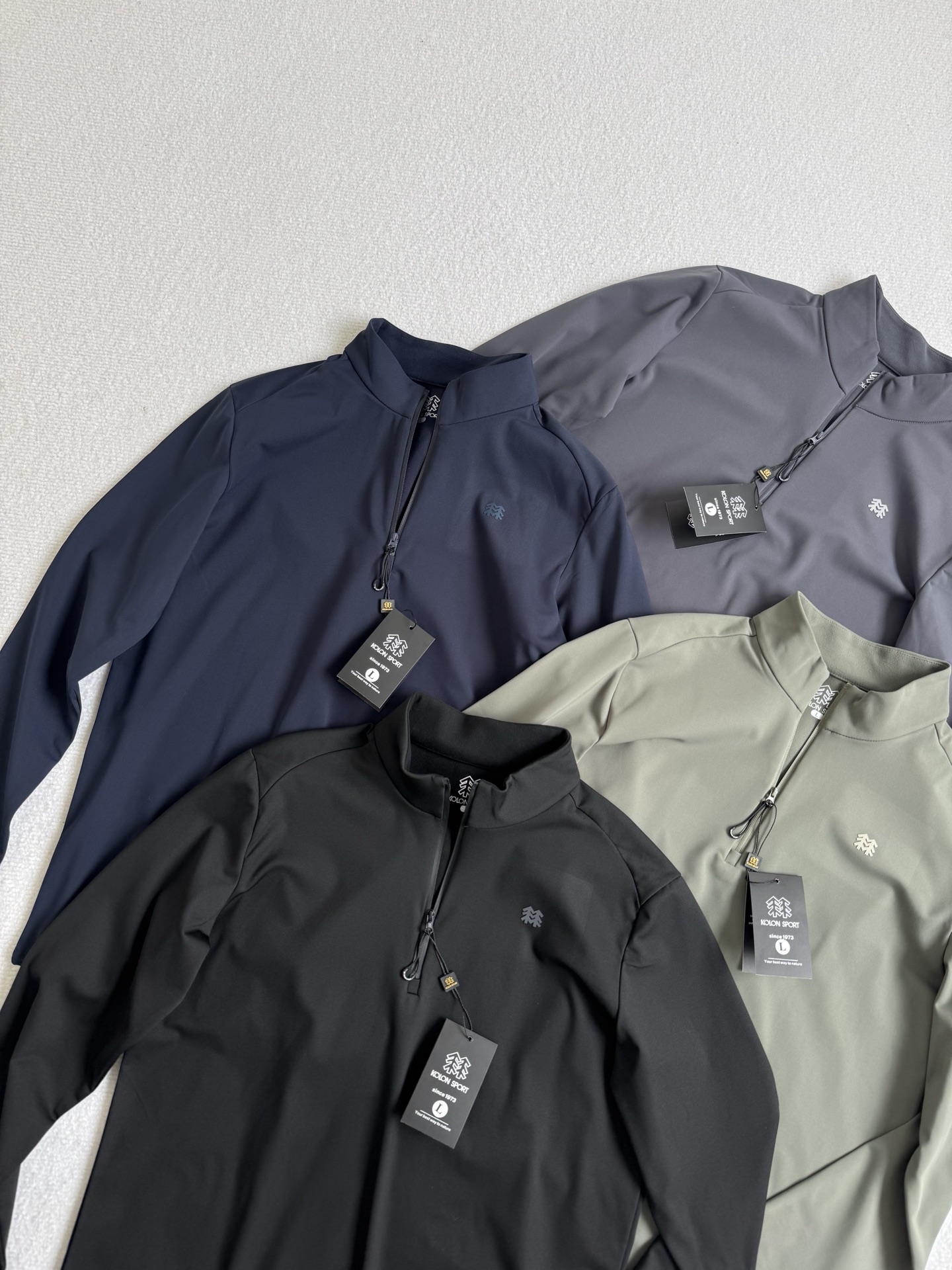 💰115
 Kol/可隆25秋冬新款！男士全天候户外运动高弹透气加绒加厚半拉链长袖！品相一级棒！掌柜力荐！线上线下同步！客供面料！面料手感细腻舒适亲肤！高弹！19.4%氨纶+80.6%聚酯纤维！透气性能强！上身暖和！全天候户外运动跑步爬山骑行必备款！喜欢的别错过！

颜色：黑色，深灰色，军绿色，藏青色
尺码L-4xl
L衣长70胸围104肩宽45
xl衣长72胸围108肩宽46
2xl衣长74胸围112肩宽47
3xl衣长76胸围116肩宽48
4xl衣长78胸围120肩宽49