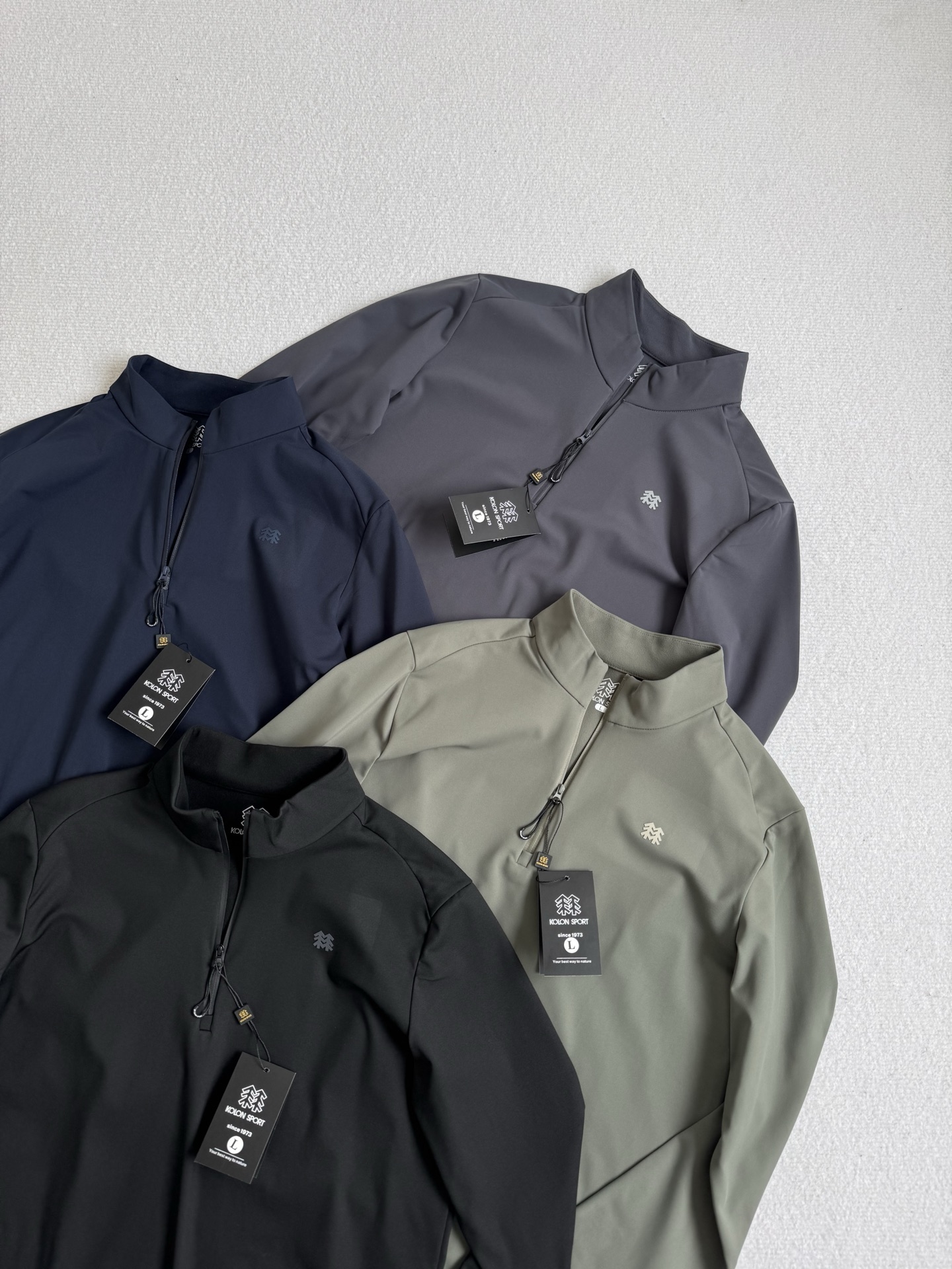 💰115
 Kol/可隆25秋冬新款！男士全天候户外运动高弹透气加绒加厚半拉链长袖！品相一级棒！掌柜力荐！线上线下同步！客供面料！面料手感细腻舒适亲肤！高弹！19.4%氨纶+80.6%聚酯纤维！透气性能强！上身暖和！全天候户外运动跑步爬山骑行必备款！喜欢的别错过！

颜色：黑色，深灰色，军绿色，藏青色
尺码L-4xl
L衣长70胸围104肩宽45
xl衣长72胸围108肩宽46
2xl衣长74胸围112肩宽47
3xl衣长76胸围116肩宽48
4xl衣长78胸围120肩宽49