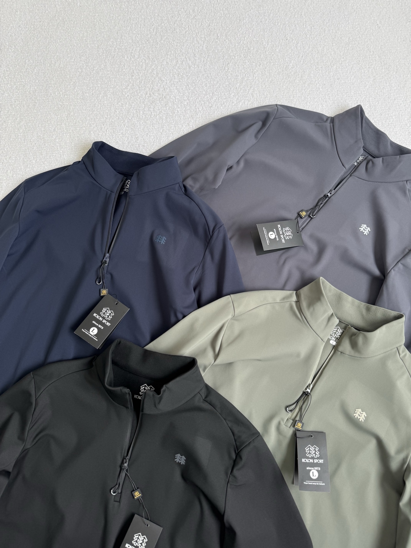 💰115
 Kol/可隆25秋冬新款！男士全天候户外运动高弹透气加绒加厚半拉链长袖！品相一级棒！掌柜力荐！线上线下同步！客供面料！面料手感细腻舒适亲肤！高弹！19.4%氨纶+80.6%聚酯纤维！透气性能强！上身暖和！全天候户外运动跑步爬山骑行必备款！喜欢的别错过！

颜色：黑色，深灰色，军绿色，藏青色
尺码L-4xl
L衣长70胸围104肩宽45
xl衣长72胸围108肩宽46
2xl衣长74胸围112肩宽47
3xl衣长76胸围116肩宽48
4xl衣长78胸围120肩宽49