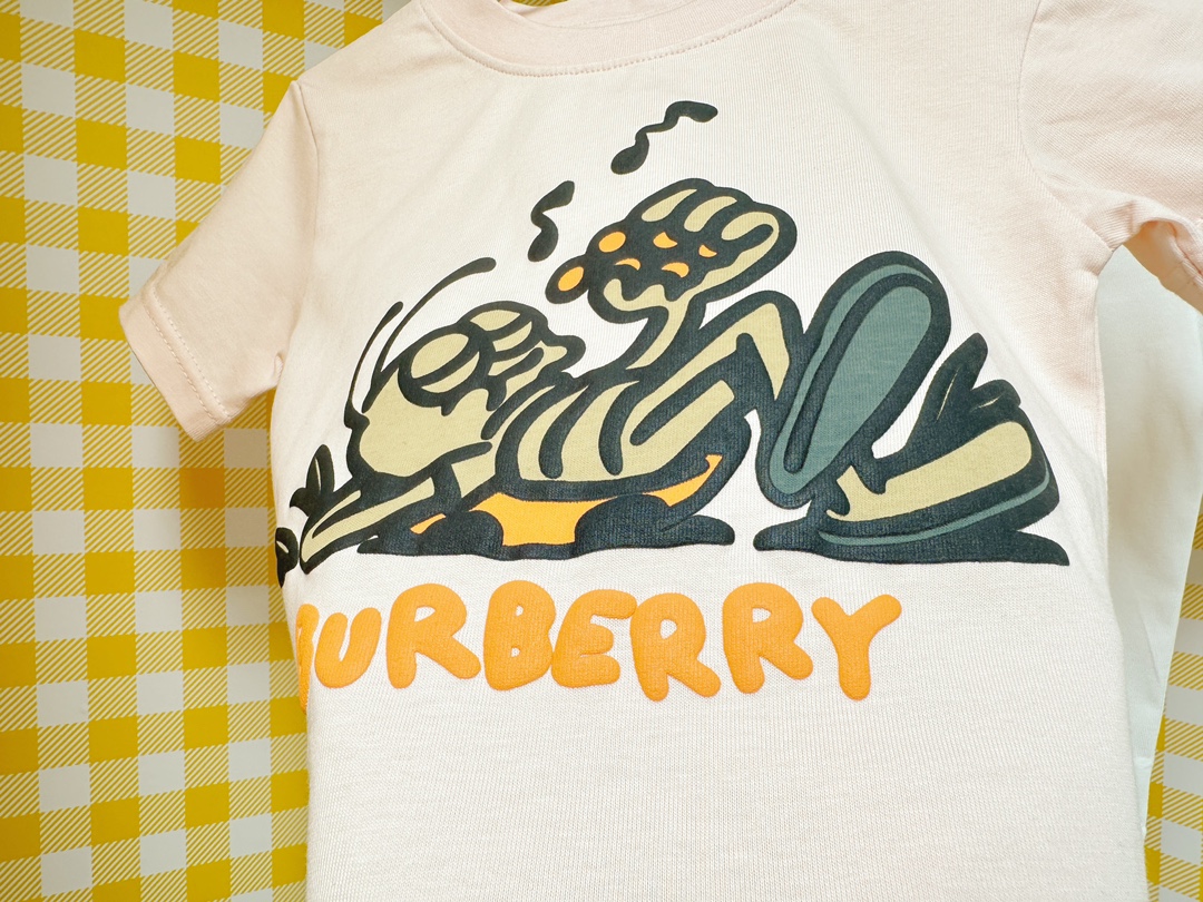 Burberry Kids Pale Pink Graphic T-Shirt. Available in sizes 100-150 3 i1742534793 1496 4