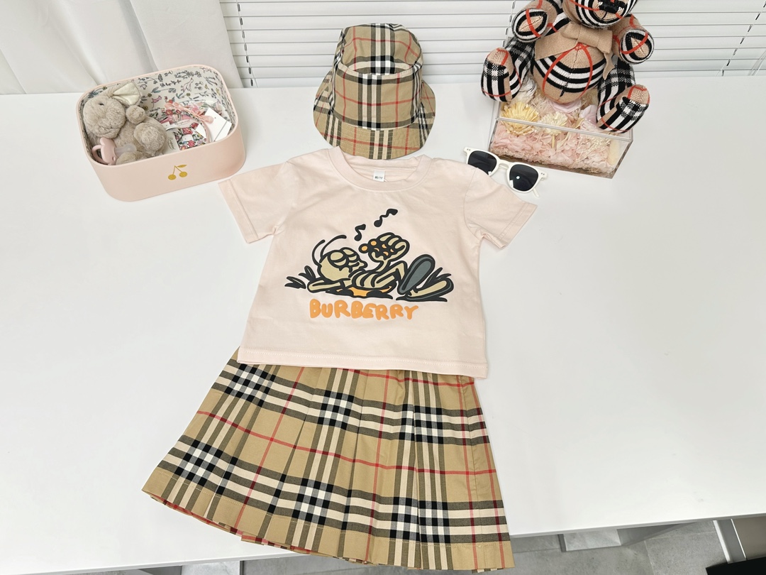 Burberry Kids Pale Pink Graphic T-Shirt. Available in sizes 100-150 8 i1742534793 1892 0