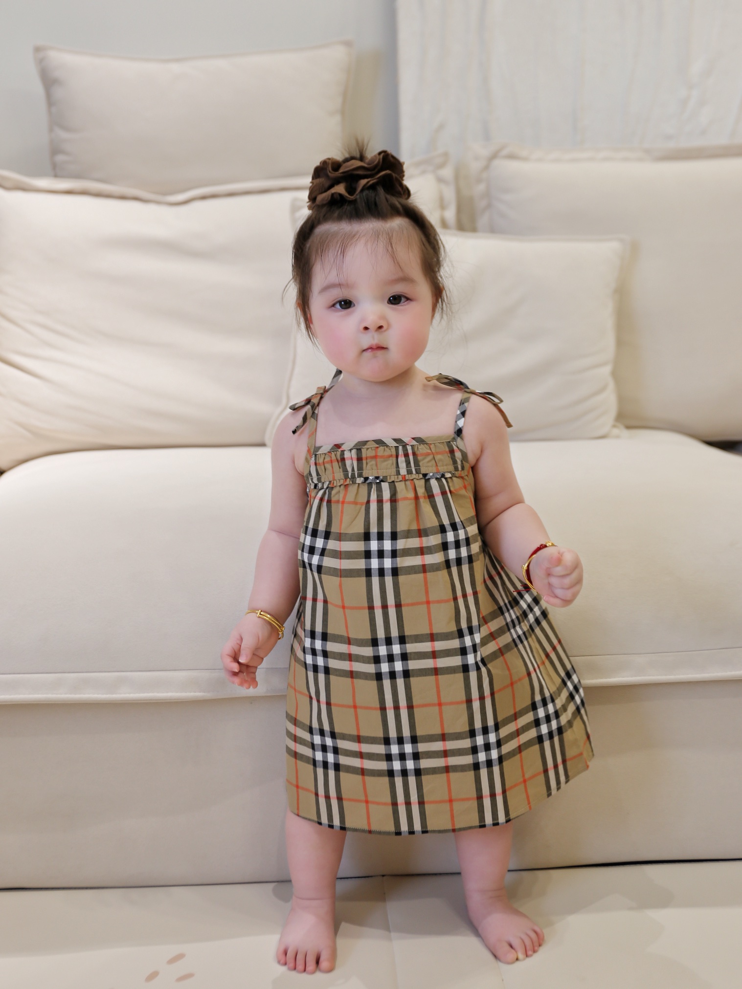 La pequeña modelo mide 76 cm y pesa 21 jin, usa la talla 80.