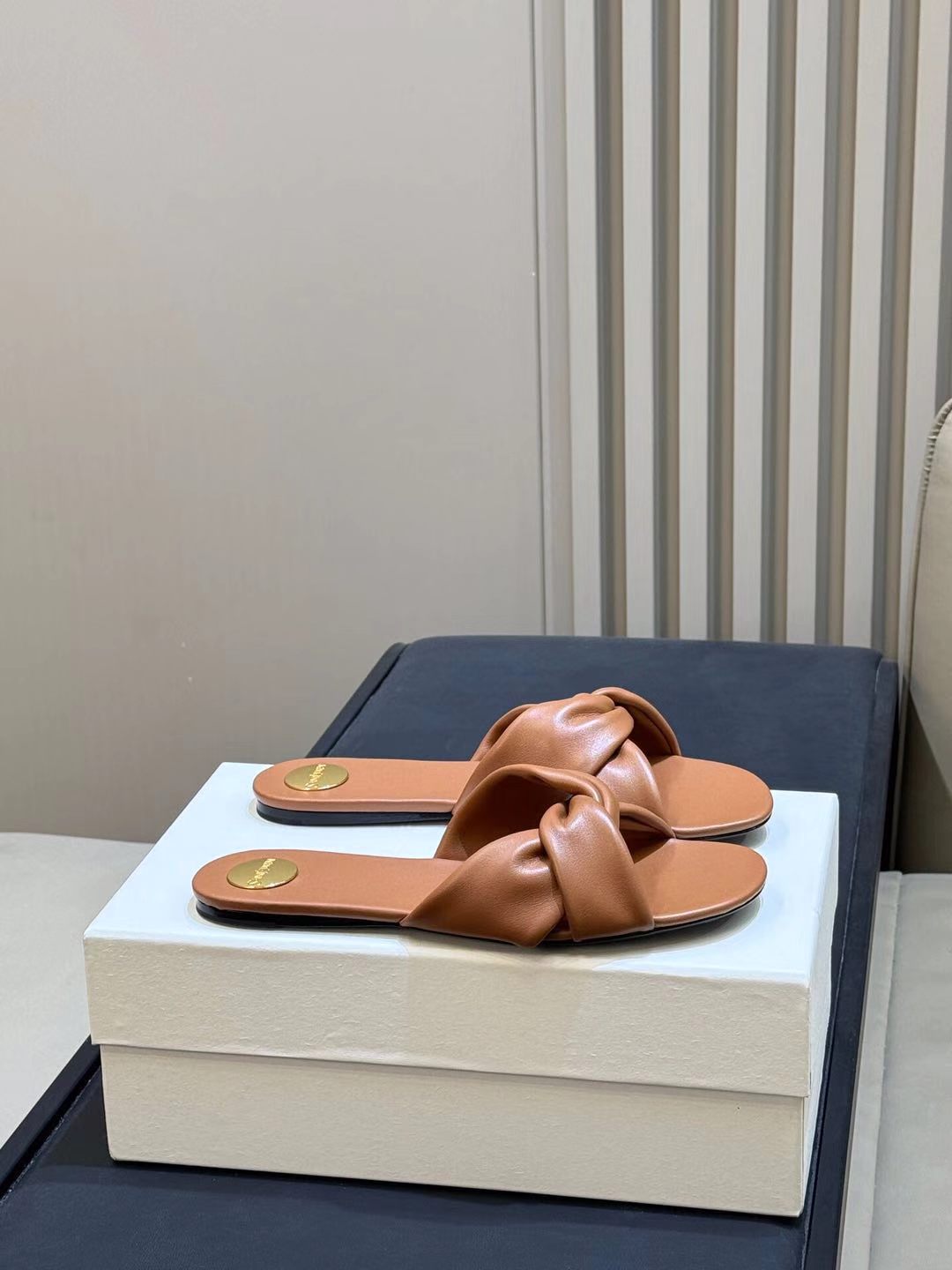 NO:871321,YSL 26ss new arrival ~ Sandals Saint Laurent twist sandals, made of high-quality leather, with a very recognizable kink design on the upper. The flat-bottom structure is comfortable for daily wear, simple and fashionable, and can be easily matched with various styles of clothing. There is a brand metal logo on the inside of the insole, with perfect details, highlighting the high-end texture. It can be easily worn in both casual and formal occasions, and is a must-have item for summer size: 35-41, slippers, saint laurent, saint laurent, slippers19860909YSL 26ss new arrival～凉拖 Saint Laurent扭结凉拖,采用优质皮革,鞋面扭结设计超有辨识度.平底结构,日常穿着舒适,简约又时髦,轻松搭配各种风格服饰.鞋垫内侧有品牌金属标志,细节满分,彰显高端质感.无论休闲还是正式场合,都能轻松驾驭,是夏季百搭必备单品 size:35-41,拖鞋,saint laurent,saint laurent,slippers,Women's Shoes