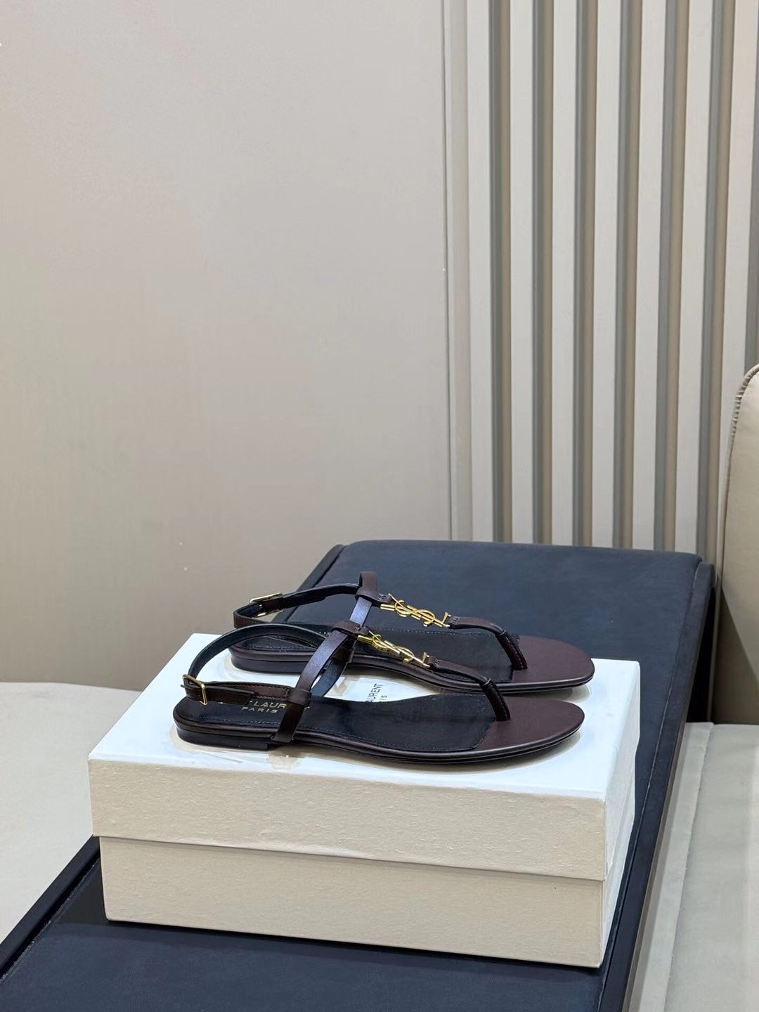 NO:871298,YSL 26ss new arrival～Sandals Saint Laurent Isabelle series T-strap sandals, simple, elegant and recognizable. The YSL metal logo on the upper is super eye-catching, and the flat design is super comfortable for daily wear. The metal buckle at the heel is adjustable and fits the shape of the foot. Whether paired with a skirt or casual pants, it can easily enhance the style. It is a versatile fashion item in summer. Size: 35-42, split-toe shoes, saint laurent, saint  laurent,sandals,skirts19860909YSL 26ss new arrival～凉鞋 圣罗兰Isabelle系列T字带凉鞋,简约优雅又有辨识度.鞋面YSL金属Logo超吸睛,平底设计日常穿超舒适,后跟可调节金属扣带,贴合脚型.无论搭配裙装还是休闲裤,都能轻松提升造型感,是夏季百搭时尚单品 size:35-42,分趾鞋,saint laurent,saint laurent,sandals,skirts,Women's Shoes