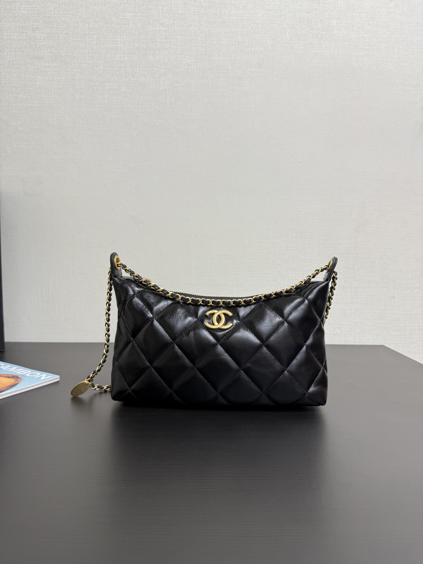 En stock bolso hobo axila oro negro años 25. La hebilla de bronce es de alta gama y de buen gusto. Es lindo. La doble c…