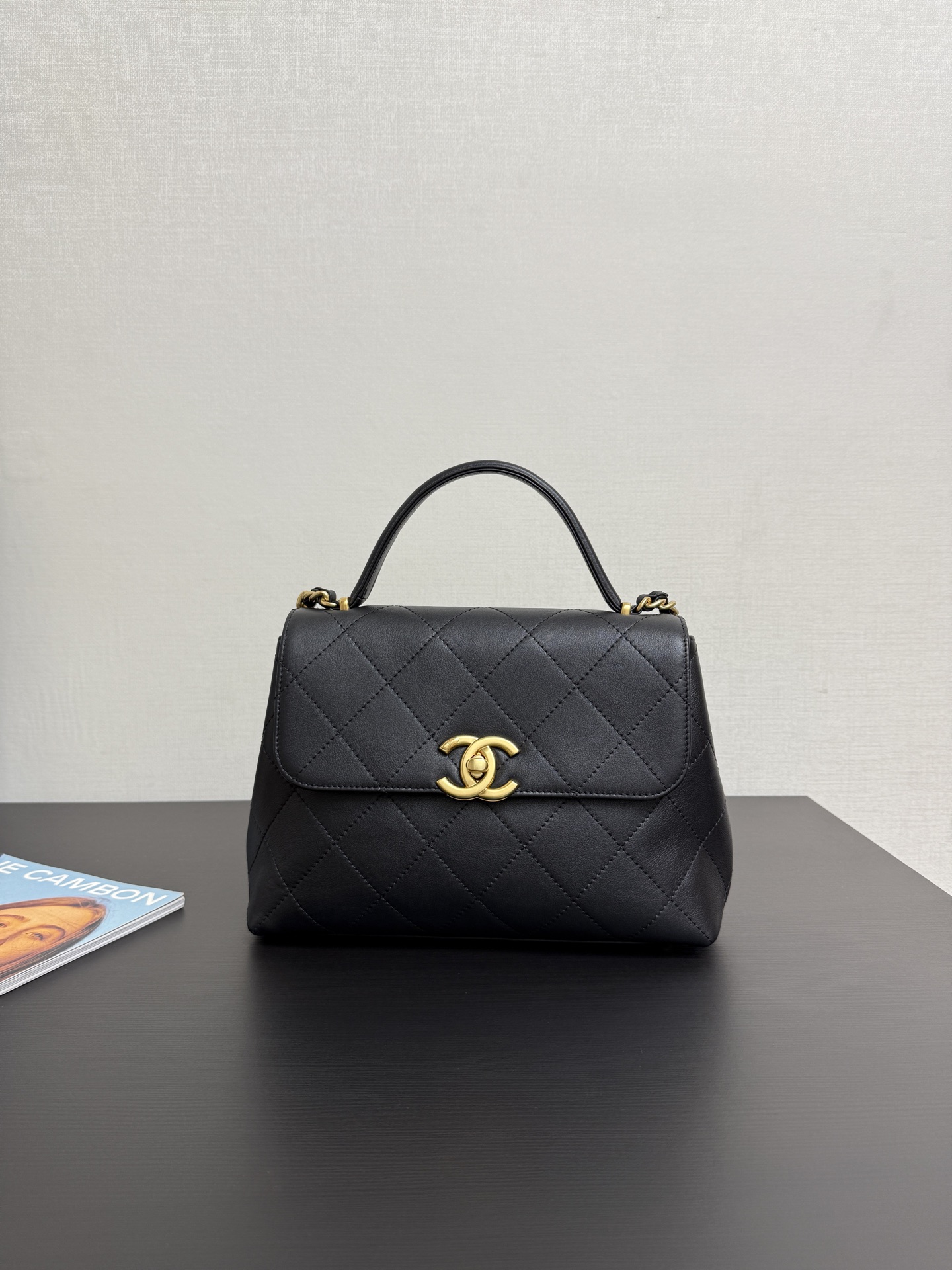 Bolso con solapa y asa de 25 años en stock ⚫️ Un maletín muy adecuado para profesionales, ¡la capacidad es impresionant…