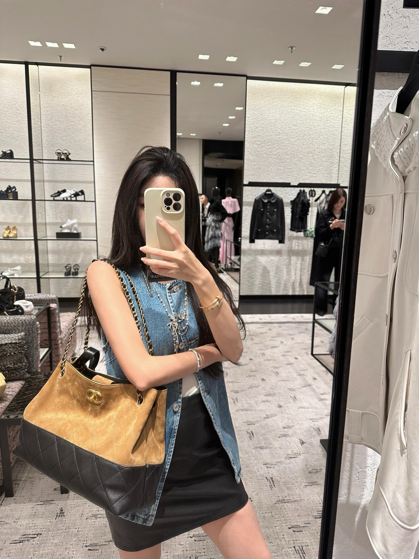 现货25A 麂皮包｜ 25A 系列新款来袭，这只麂皮拼皮包简直是神仙设计！高级麂皮与光滑小牛皮碰撞，质感拉满，菱格纹+经典双C logo低调奢华‼️麂皮&times;亮面皮革，层次感绝了！做旧金链可调节，单肩/斜挎/手拿一包搞定！容量能装下手机+口红+气垫，实用不垮塌！百搭不挑人！size：35*24*12cm