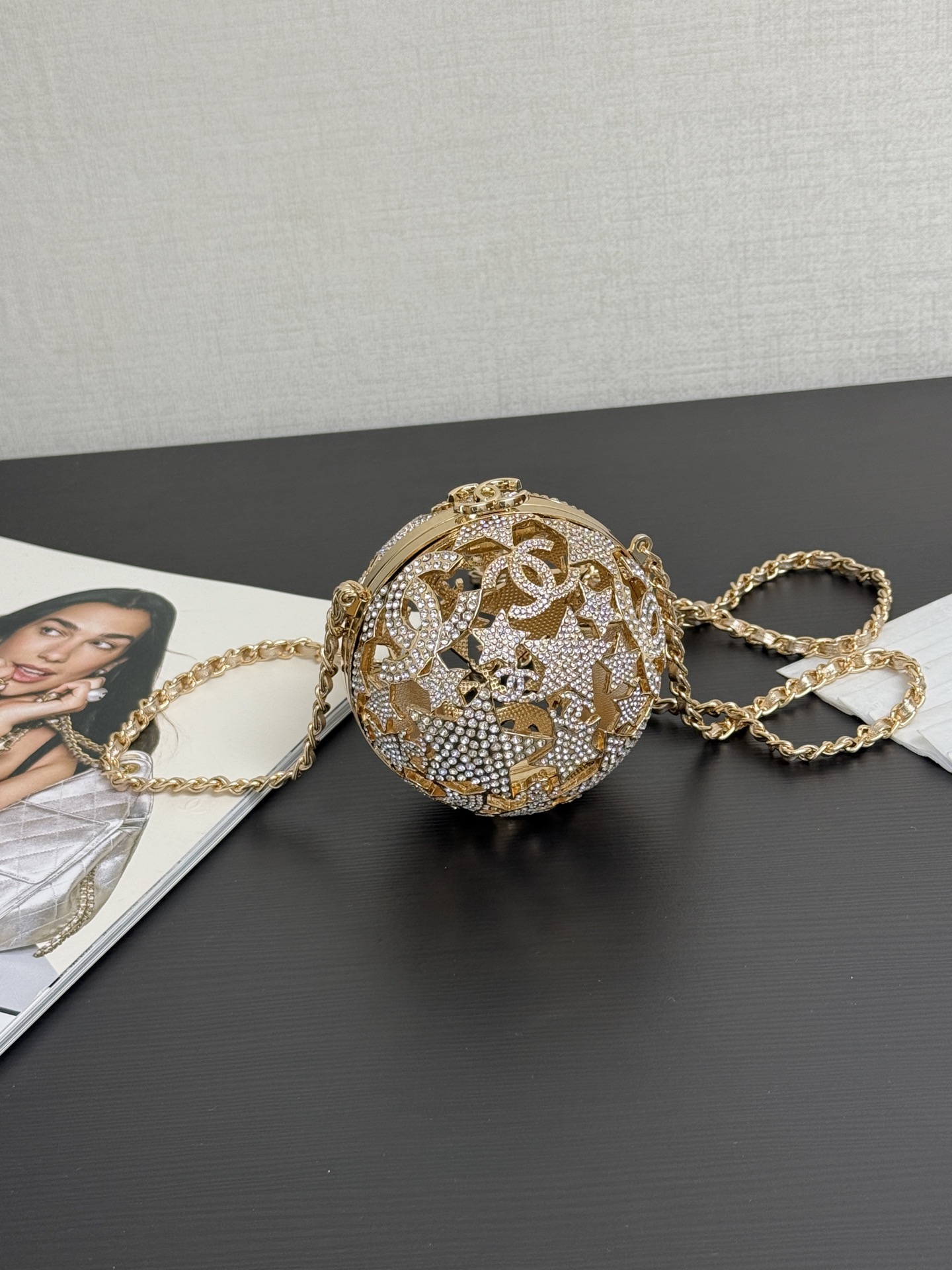 NO:700828,Spot 25A Advanced Handicraft Workshop Series Star Hollow Ball Dinner Bag Star Hollow Ball Dinner Bag, another collector's series, the entire ball is composed of a five-pointed star double C Logo, the hollow design is inlaid with diamonds, full of details, exquisite and elegant, the hollow design is unique and beautiful. Size 13×13×13cm99492, collector19860909现货25A高级手工坊系列星星镂空球形晚宴包 星星镂空球形晚宴包,又是一枚收藏家系列,整个球是由五角星双C Logo组成,镂空设计镶嵌着钻石,细节感满满,精致高雅有质感,镂空设计独特美观 尺寸13×13×13cm99492,收藏家,韩剧