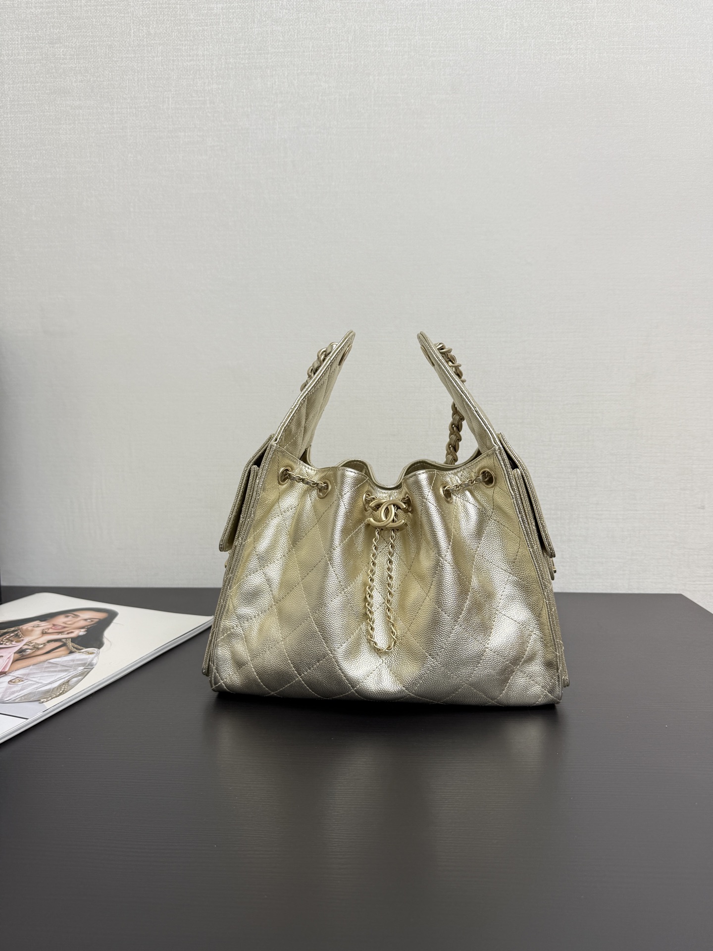 ¡Bolso con cordón tipo cubo Spot l25A! Tamaño pequeño Se ha agregado una nueva monada a la serie Xiangjia. Su cuerpo es…